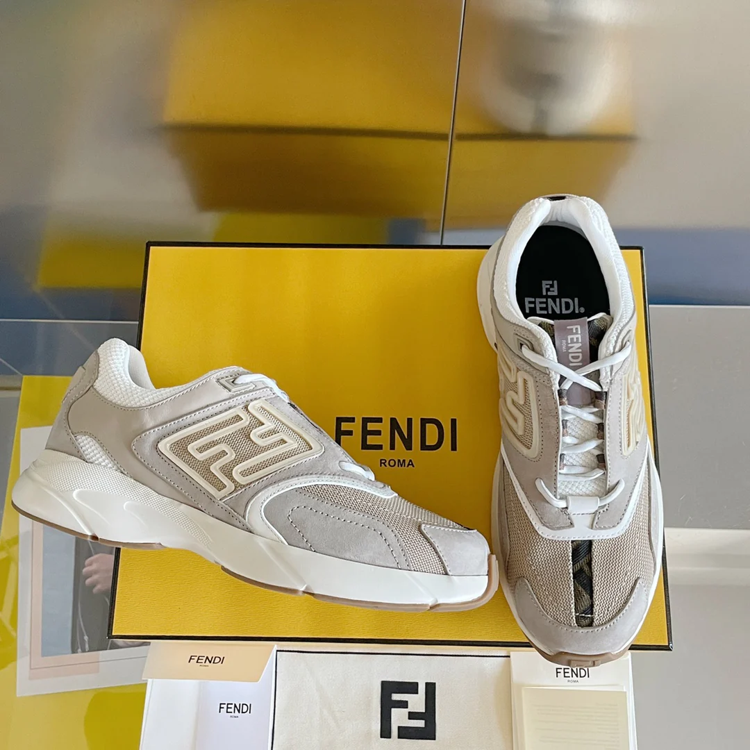 Кроссовки Fendi — парные — абрикосового цвета