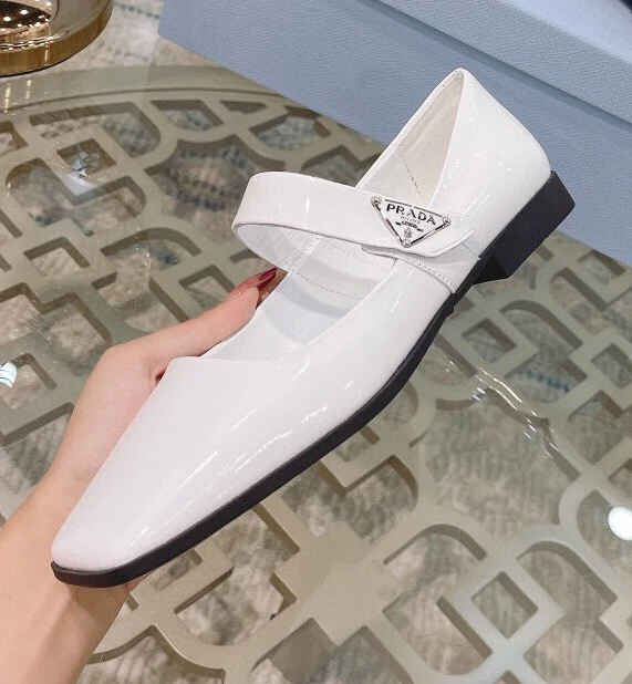 Новинка сезона весна/лето 2023 от Prada - Ретро-балетки с квадратными кольцами - Белые
