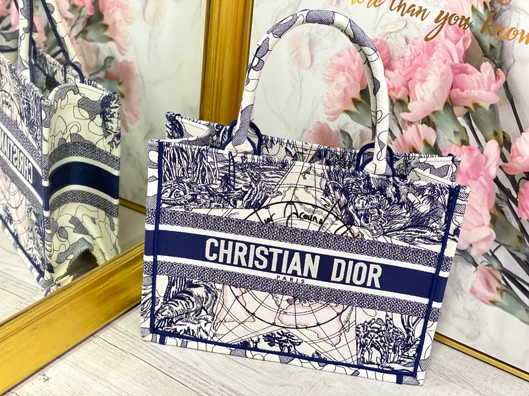 Сумка-тоут Dior Book, маленький размер 36-5 см, пятиконечная звезда.