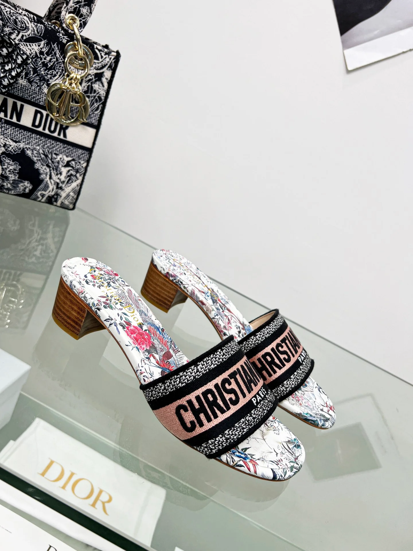 Новинка сезона весна/лето 2022 от Dior - Туфли на каблуке с вышитыми буквами - 1