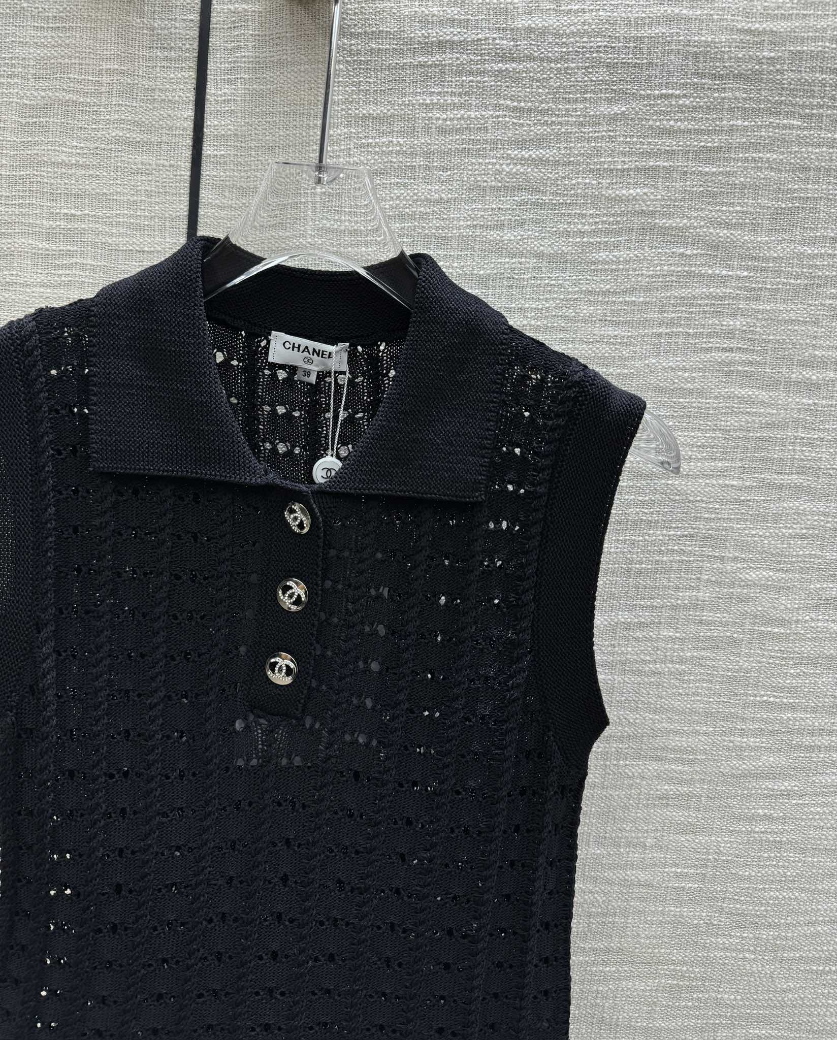 Chanel - 2403-24 Новейший жилет из трикотажа с ажурным воротником-поло, модель ?Ранняя весна?, черный.