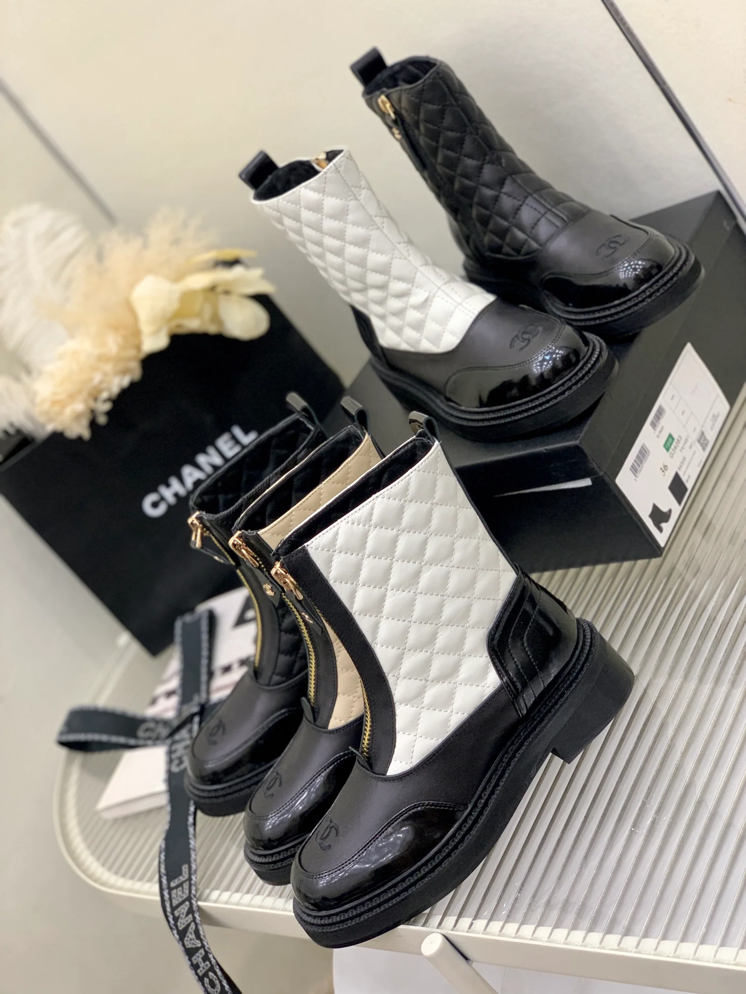 Коллекция Chanel 2022 года с подиума - Ботинки с цепочкой и бриллиантовыми блестками - Коллекция Paint