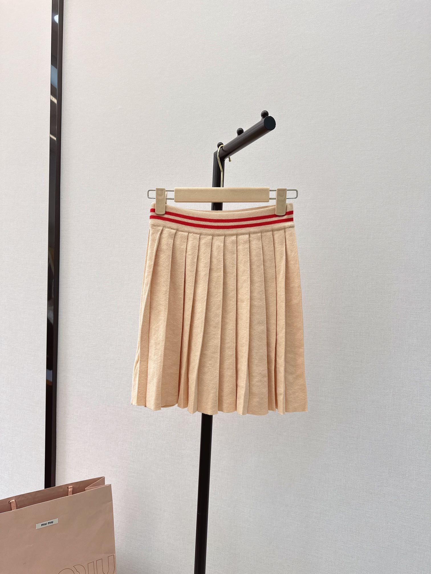 Miu Miu - 2404 - Новинка сезона весна/лето: классический пуловер с круглым вырезом и плиссированная юбка.