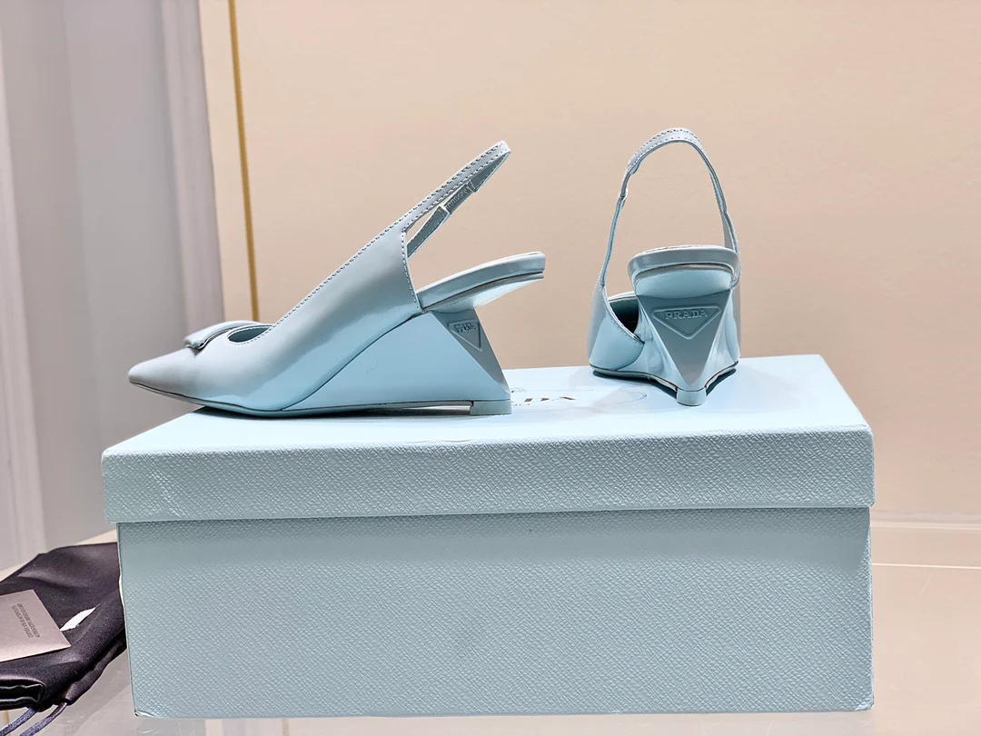 Prada - Синие туфли на низком каблуке