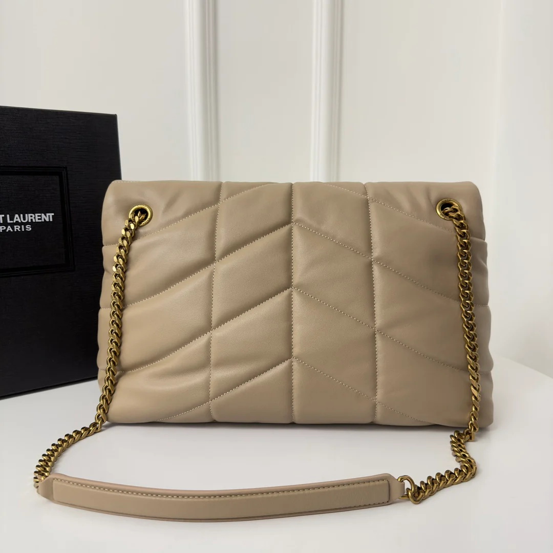 Пуховая сумка YSL Loulou Puffer 35 см из стеганой овечьей кожи цвета ?Облако?, оттенок ?Молочный чай?.