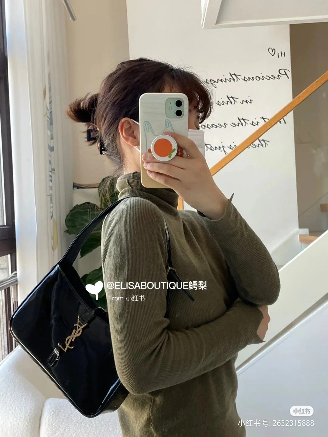 Кожаная сумка YSL Le 5a 7 через плечо — черная лакированная — фотографии в действии.