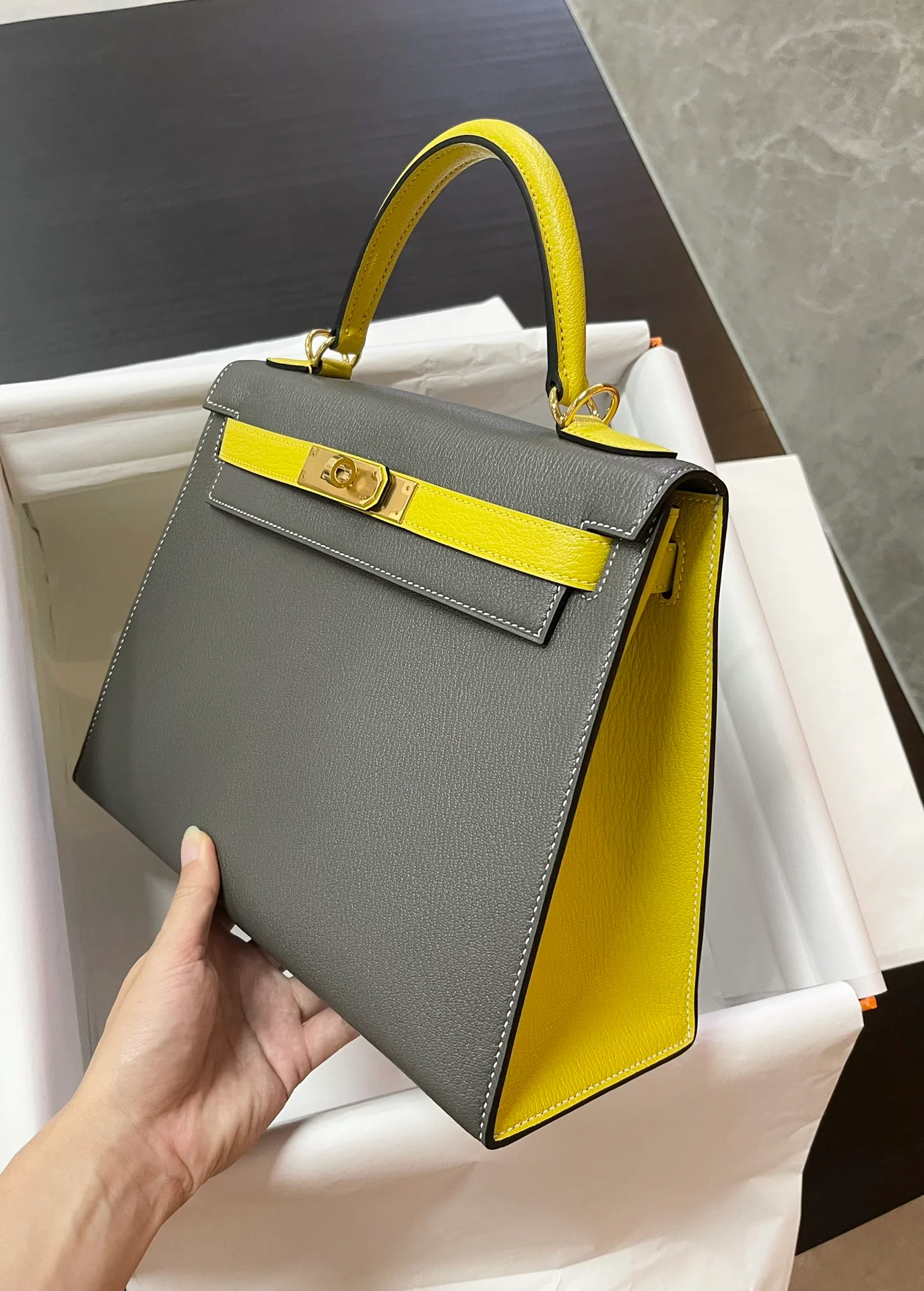 Hermes Kelly 28 Epsom Tin Grey с пряжкой из неаполитанского желтого золота
