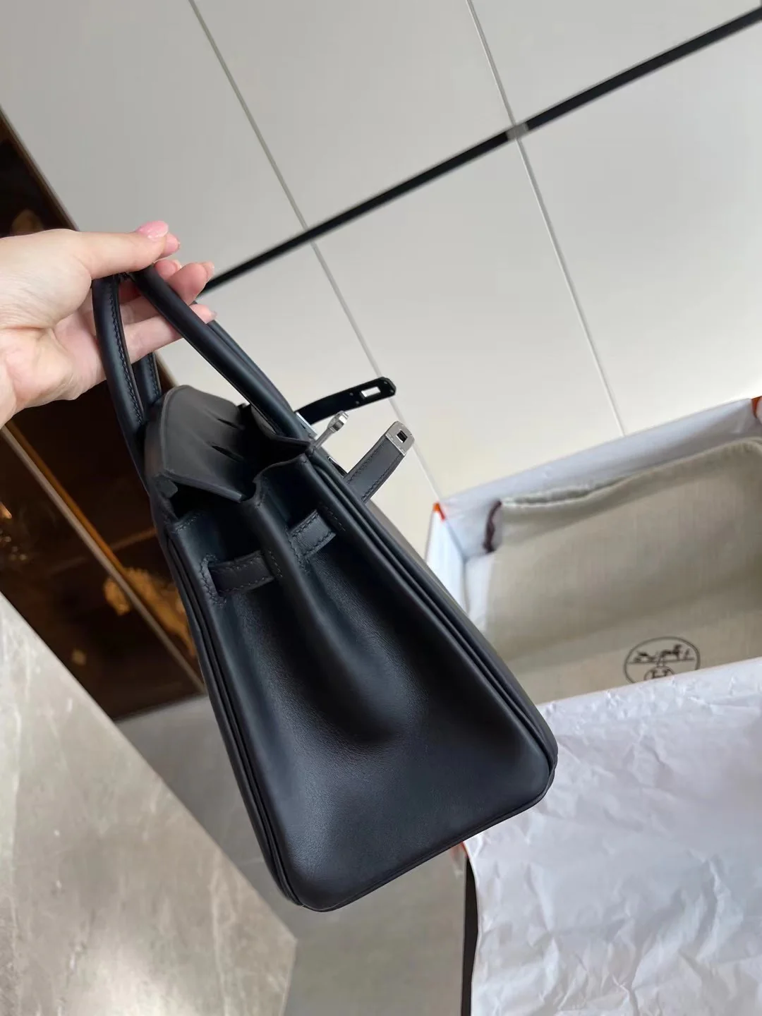 Сумка Hermes Birkin 25 Jonathan Black с серебряной пряжкой и U-образной гравировкой.