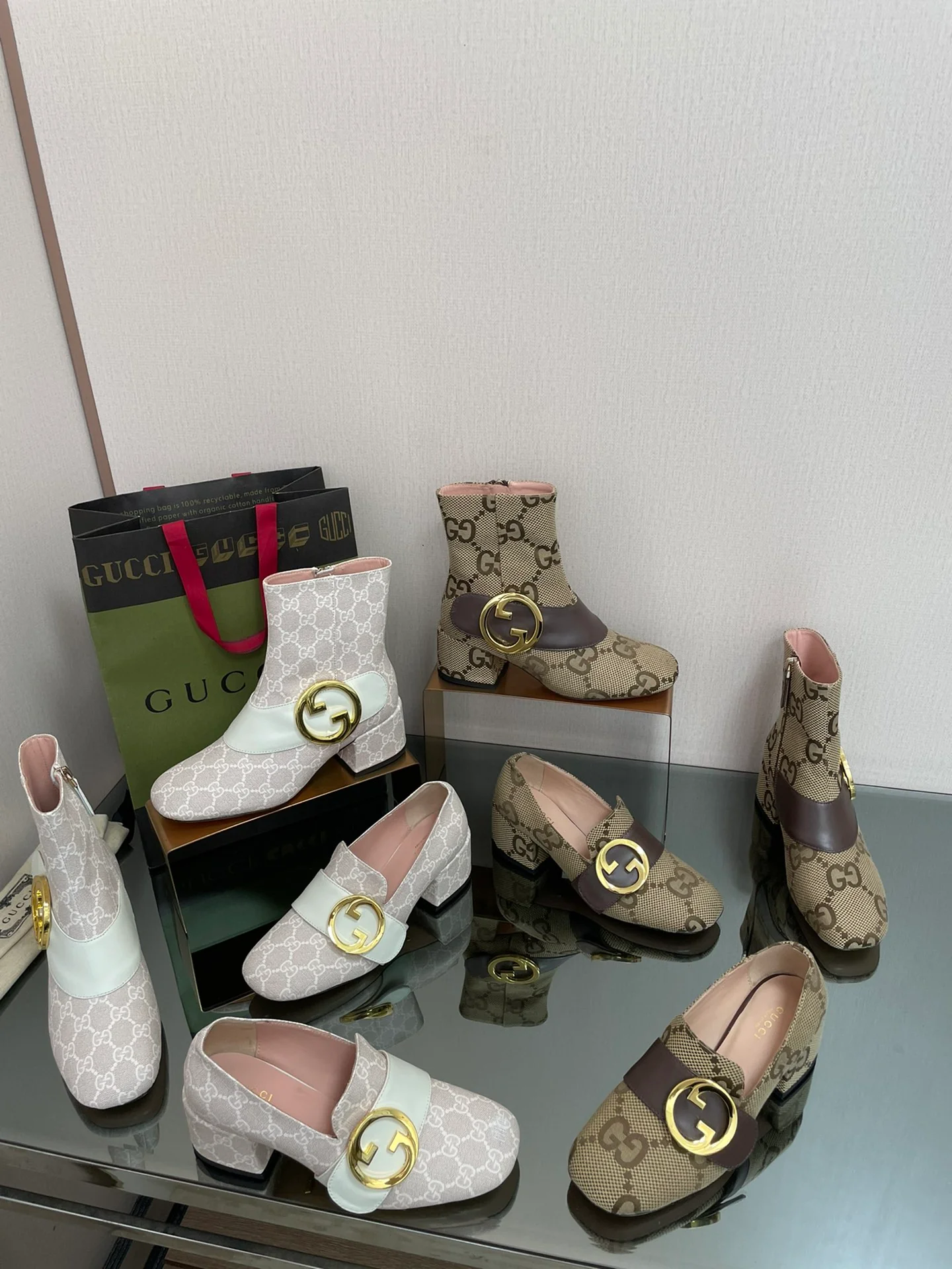 Gucci - Закрытые туфли - Ботильоны - Монограммный узор - Изображение из коллекции