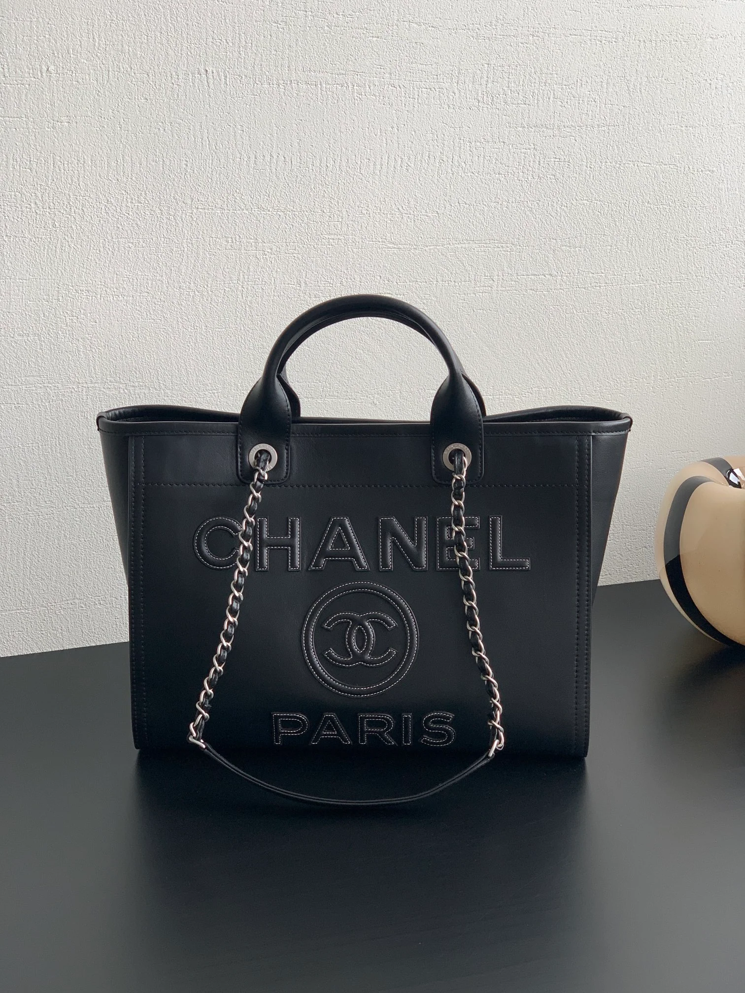 Пляжная сумка Chanel 24a из натуральной кожи, маленькая, черная.