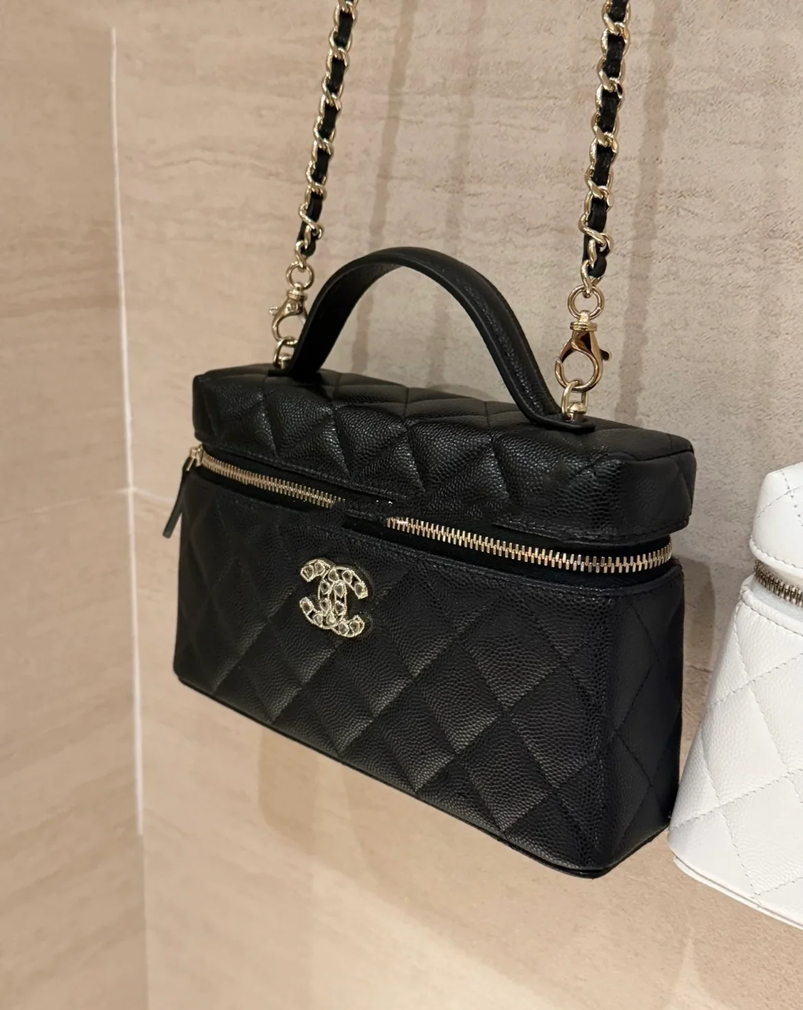 Сумка-бенто Chanel 25p-LP с застежкой в ??форме сердца, украшенной бриллиантами — черная.