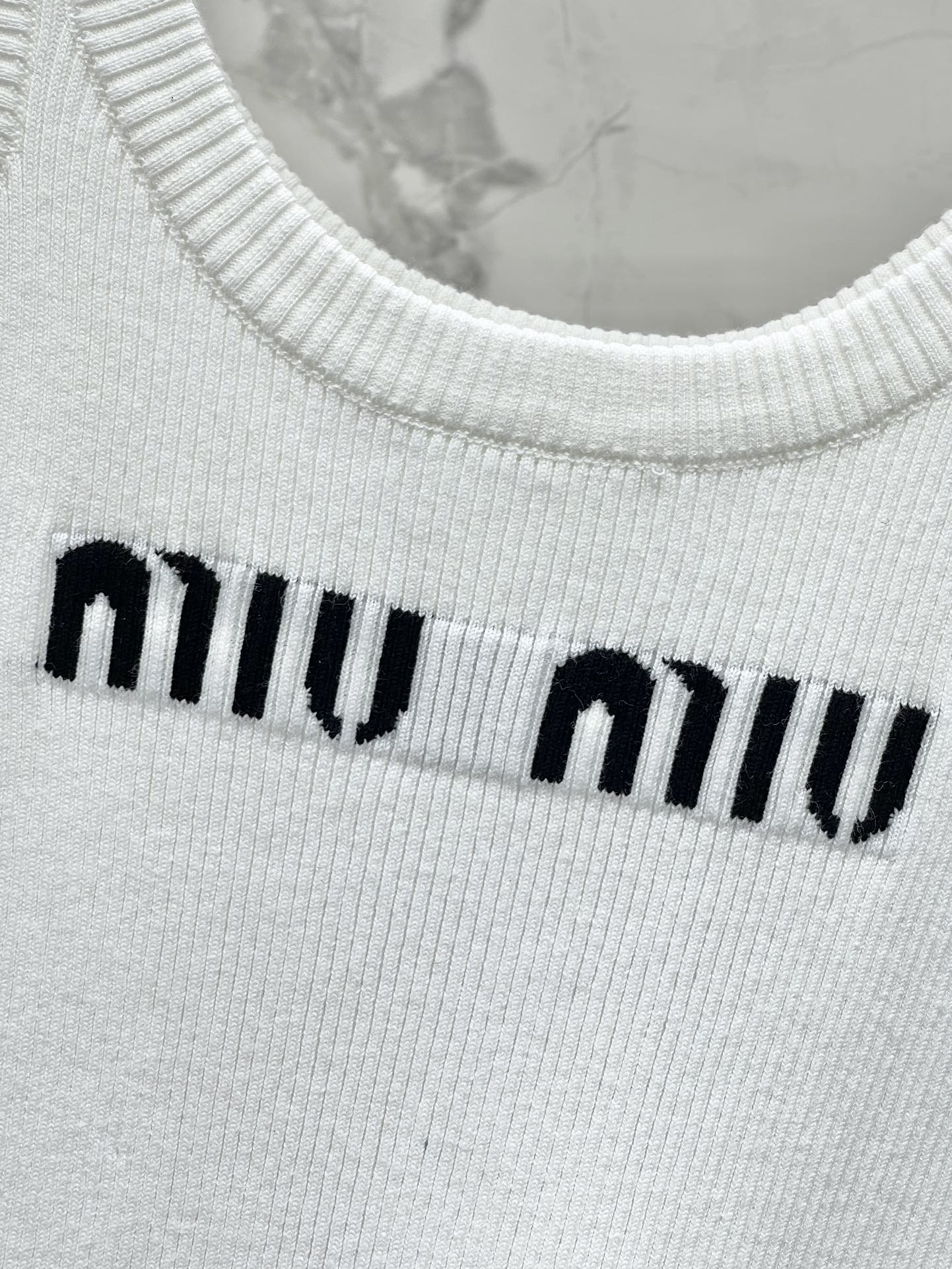 Miu Miu - Летняя новинка 2404-24: Элегантное вязаное платье-жилет с U-образным вырезом - белое.