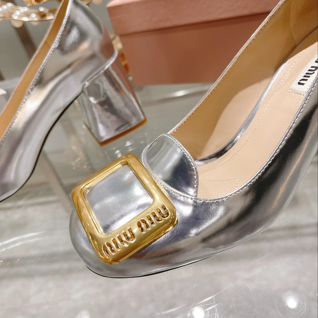 Новинка сезона осень/зима 2022 от Miu Miu - Туфли на массивном каблуке с квадратным носком - Серебристые