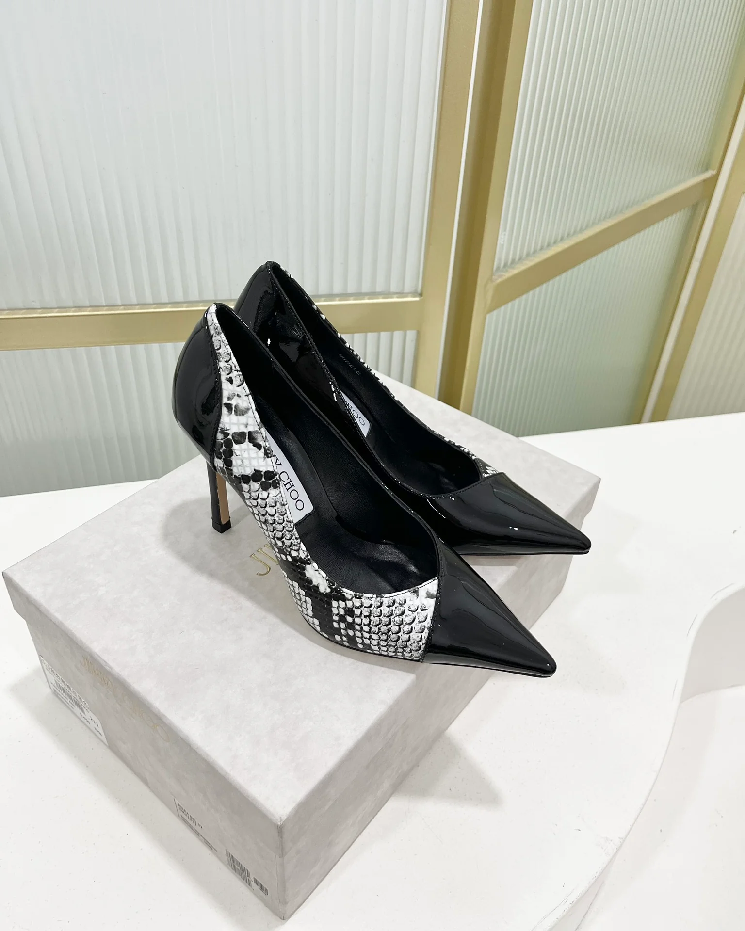 Jimmy - Новинка 2023 года - Туфли на высоком каблуке из лакированной кожи с острым носком, двухцветные - 9 см - Черные