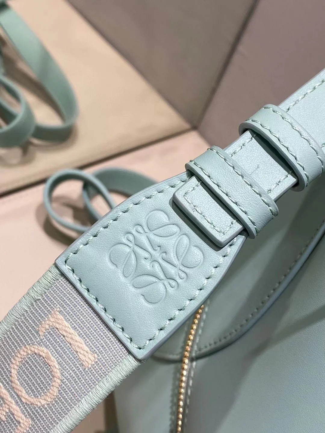 Сумка Loewe Hammock - атласная телячья кожа - маленькая - светло-голубая