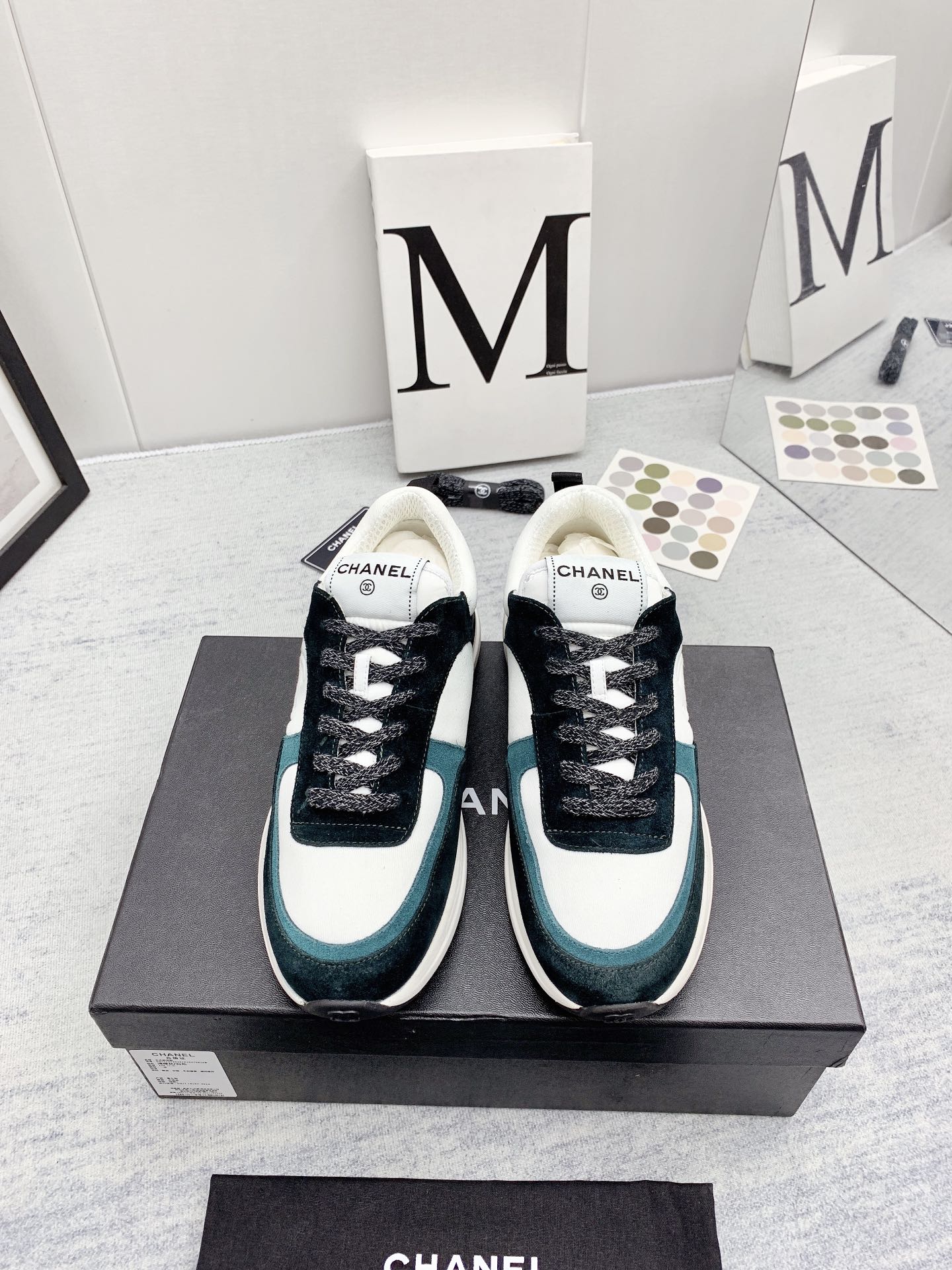 Chanel - Твидовые кроссовки в стиле пэчворк - Повседневные кроссовки - Черно-синие