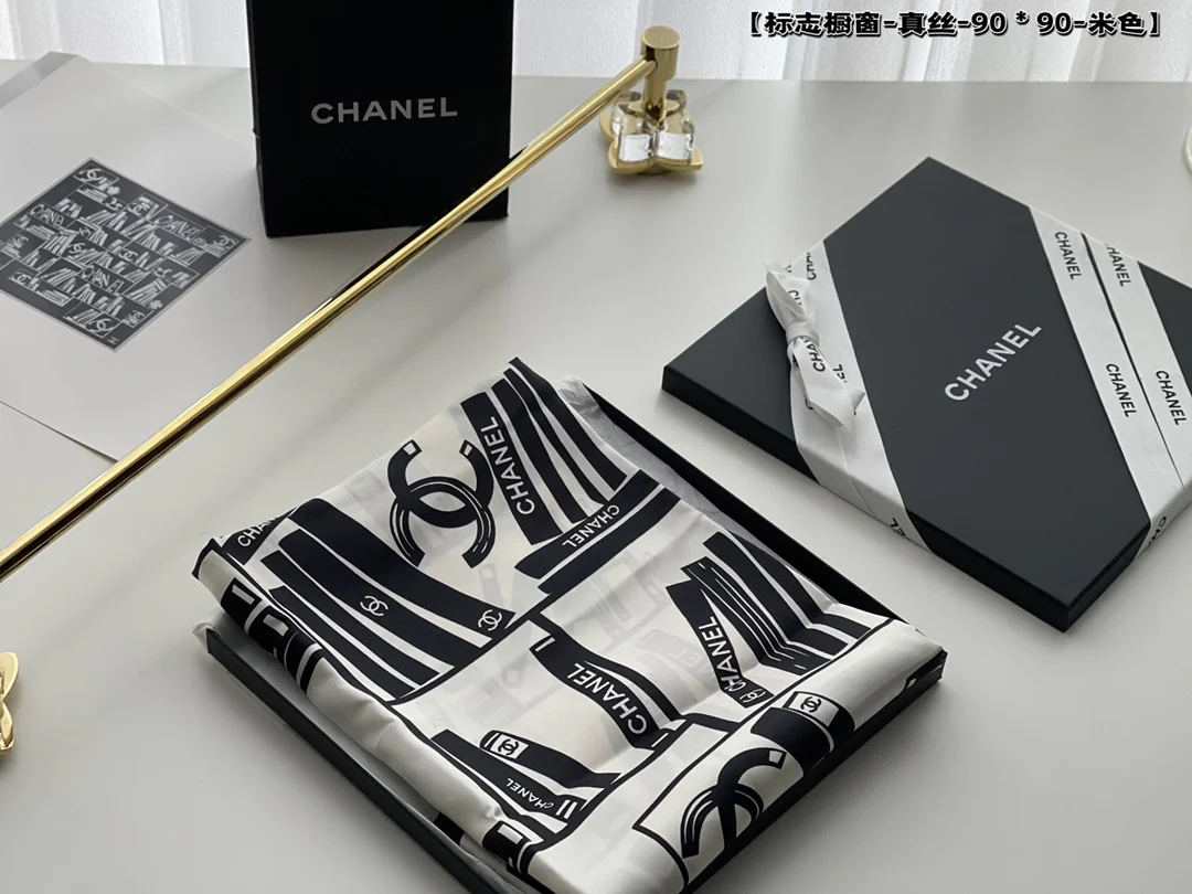 Chanel - Витрина с логотипом - 90 шелковых шарфов - 1