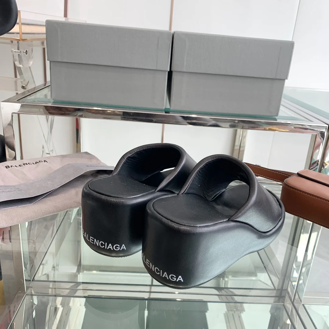 Новинка сезона весна/лето 2023 от Balenciaga - Сандалии на платформе - Черные