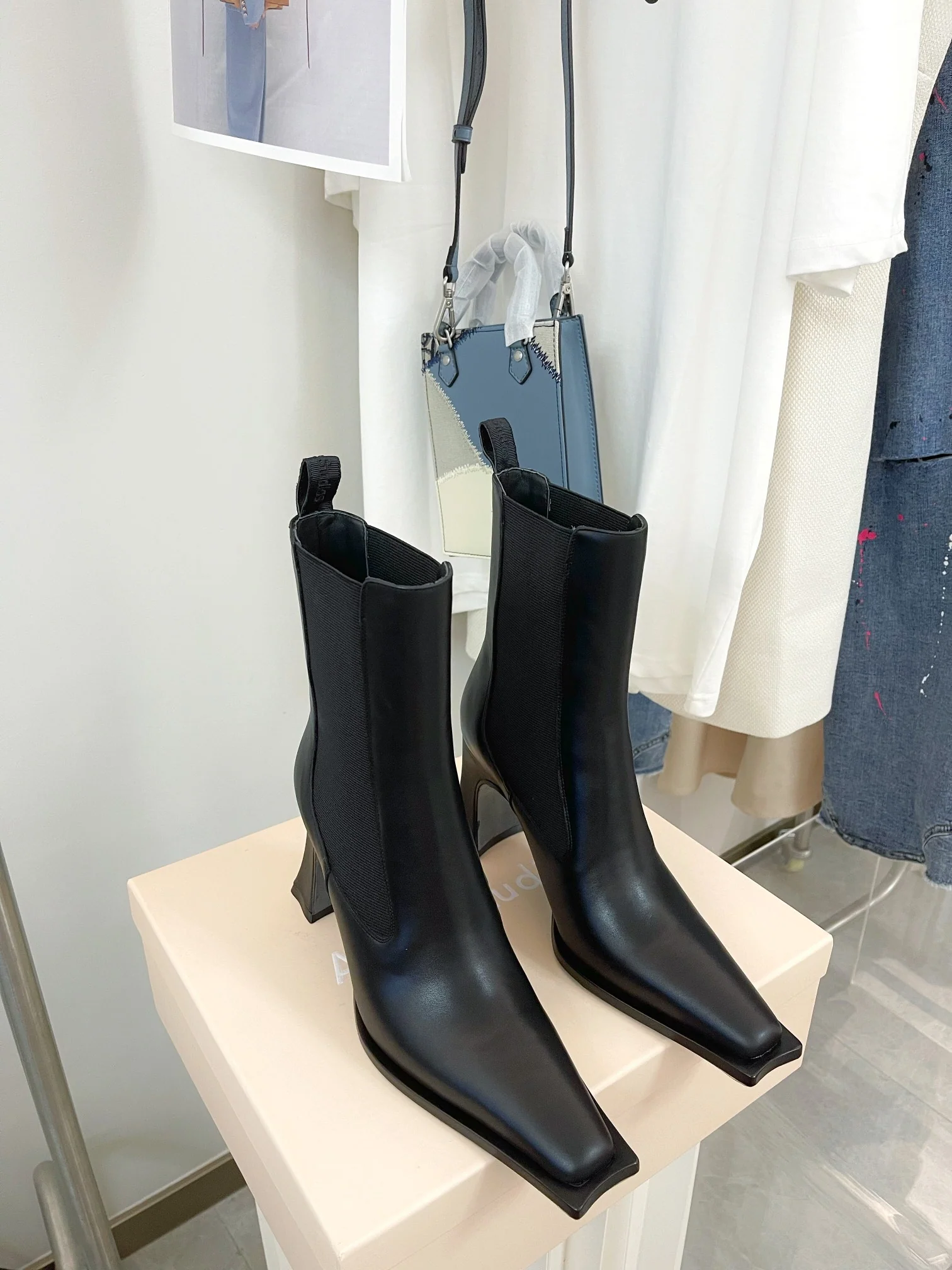 Остроносые сапоги на высоком каблуке от Dior