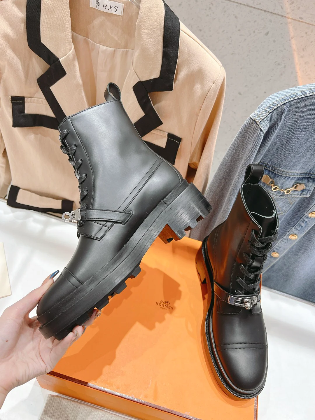 Новинка сезона осень/зима 2023 от Hermes - Ботильоны на шнуровке унисекс - Черные