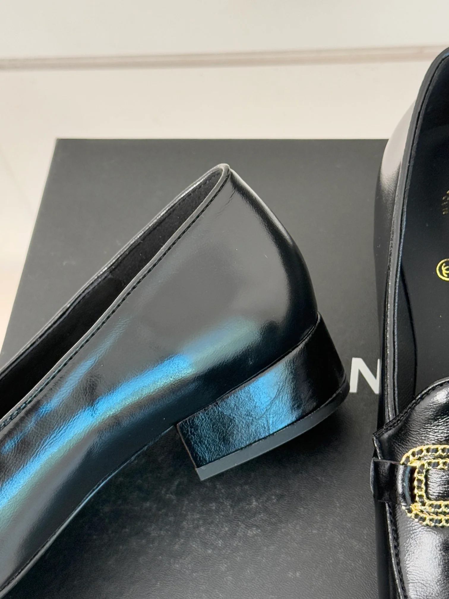 Лоферы Chanel 2024 с двойной цепочкой и пряжкой - черные