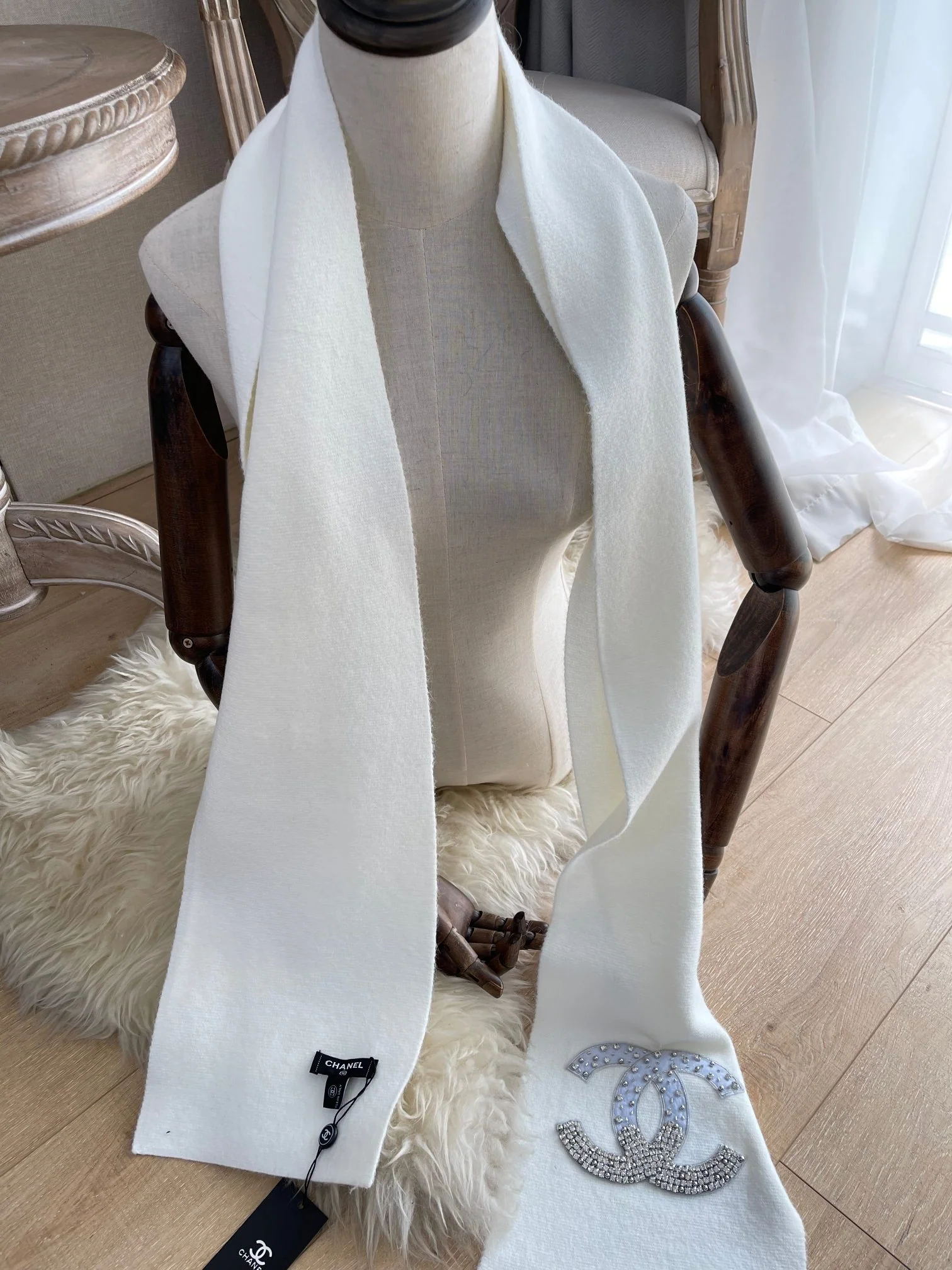 Шарф Chanel 22a Hidden Style ручной работы из кашемира, украшенный бриллиантами - 1 шт.