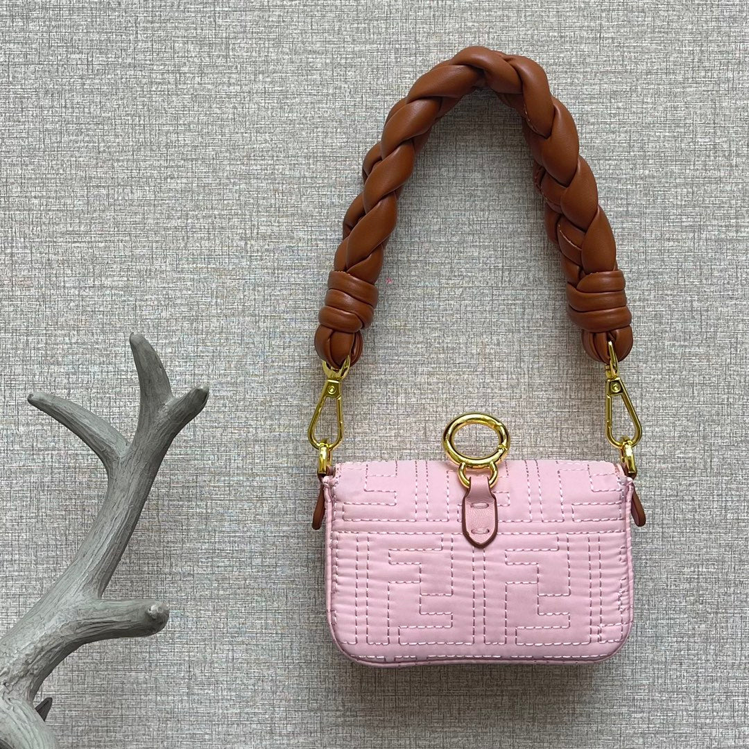 Маленький розовый нано-багель Fendi Baguette