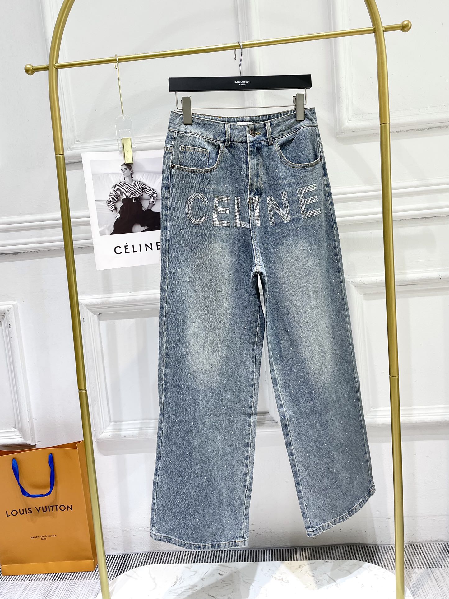 Джинсы Celine 2404 прямого кроя с логотипом, украшенным стразами, нанесенными методом термопечати.