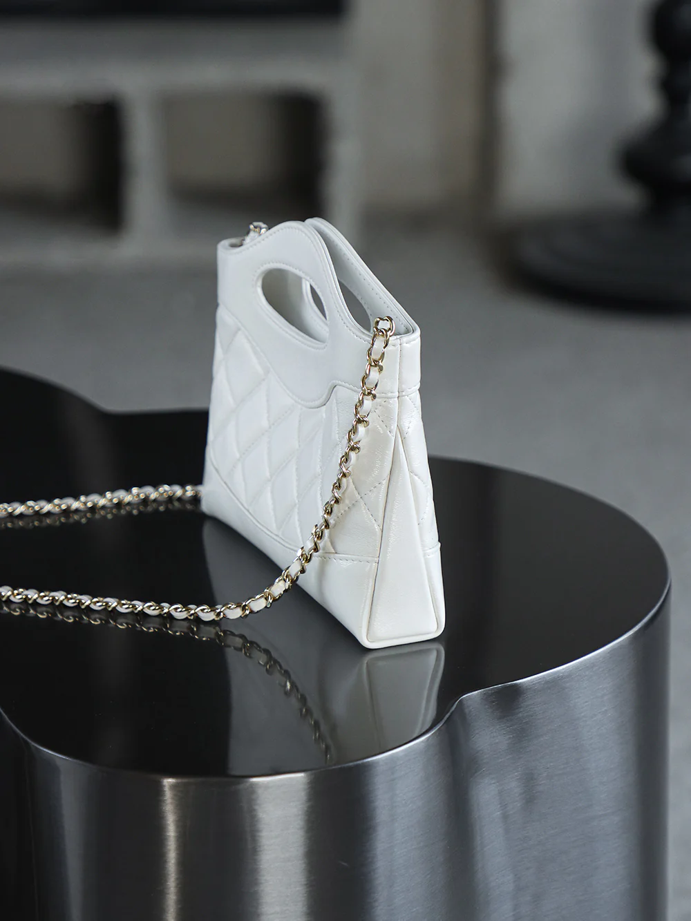 Сумка Chanel Nano 31, горизонтальный вариант, белая с пряжкой из светло-золотистого металла.