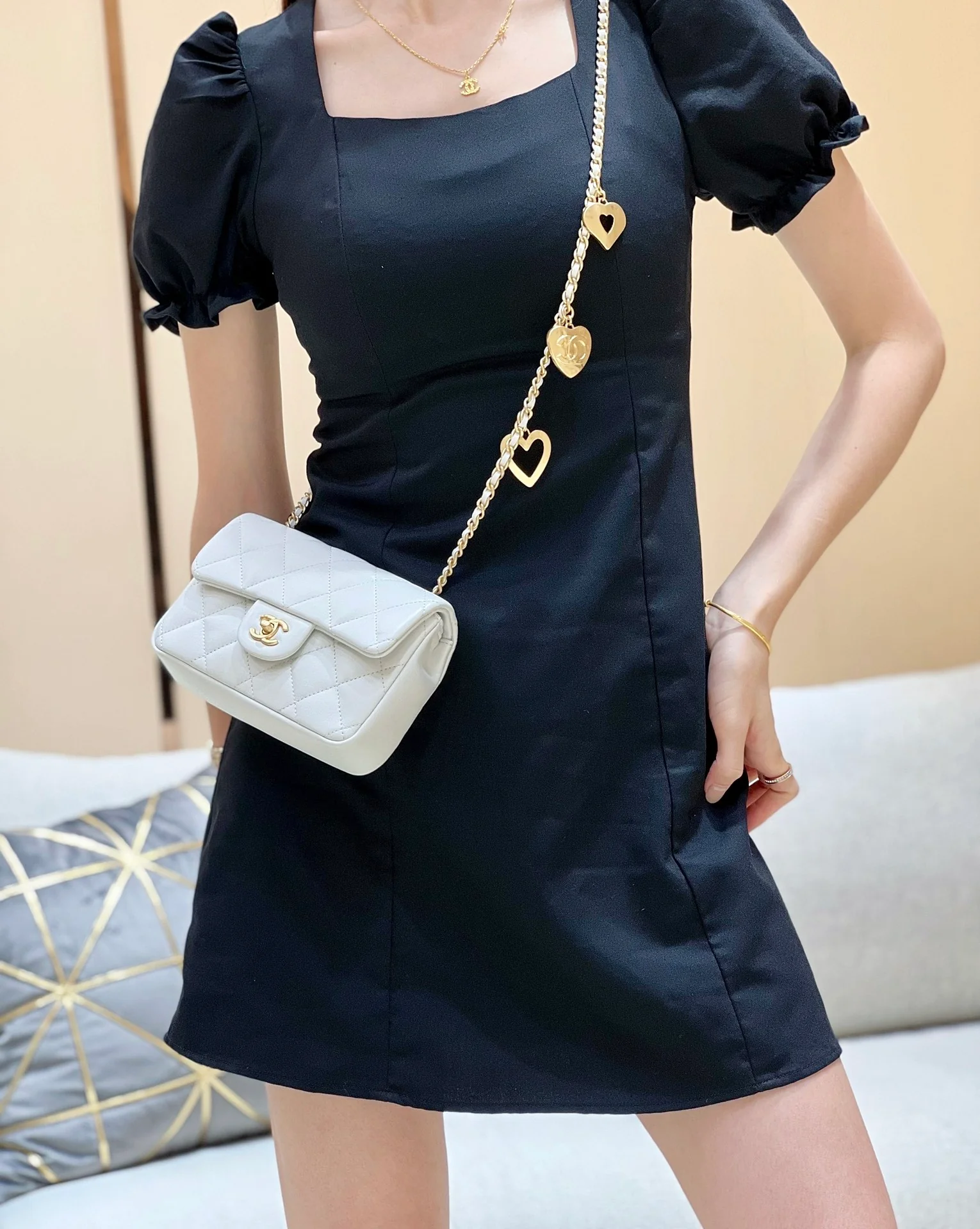 Новинка сезона осень/зима 2022 от Chanel - Сумка CF с подвеской в ??виде сердца на цепочке - Лимитированная серия - Белая - Маленький размер