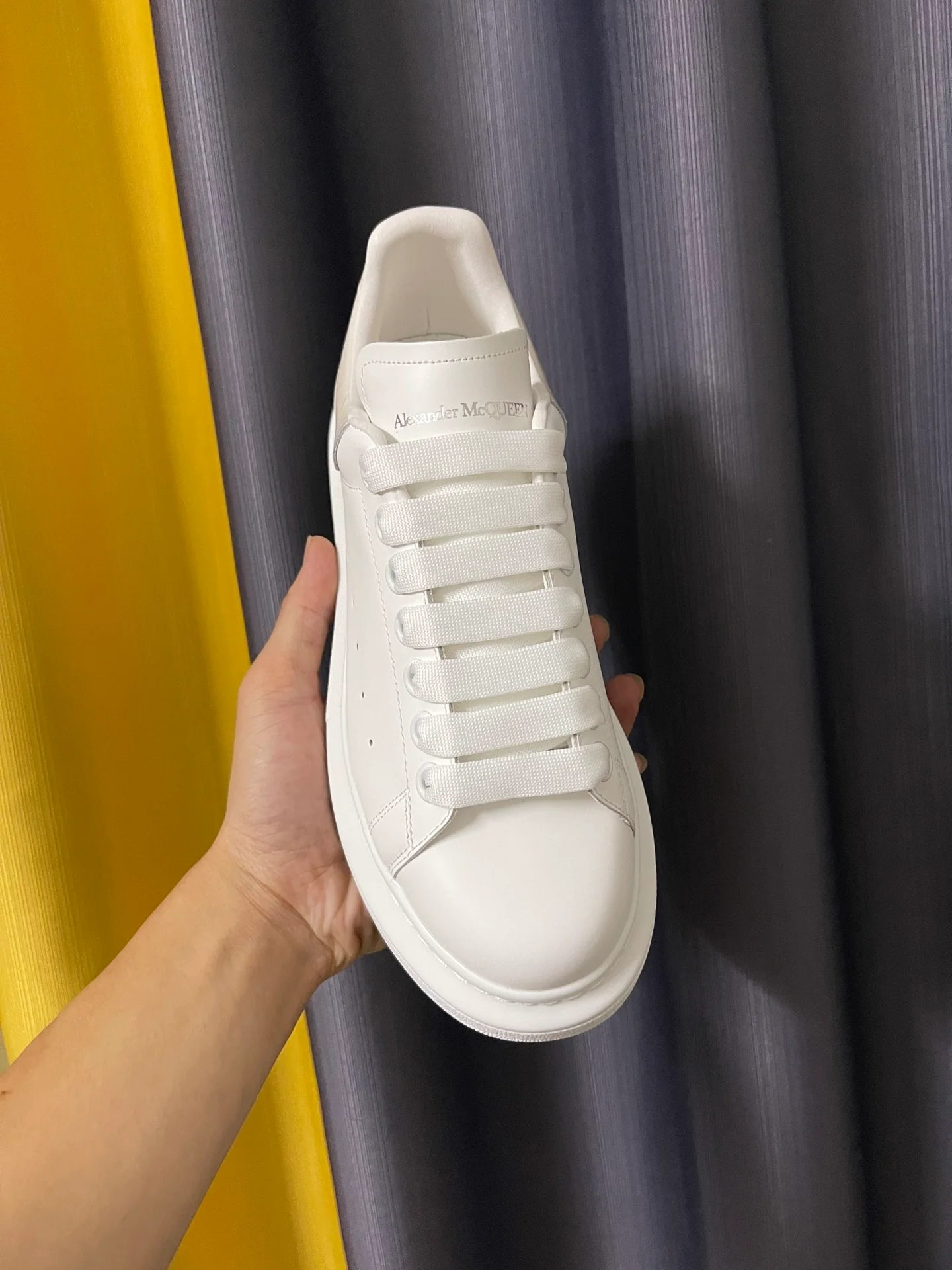 Классические белые кроссовки McQueen - унисекс - цвет Off-White с тиснением под крокодиловую кожу на пятке