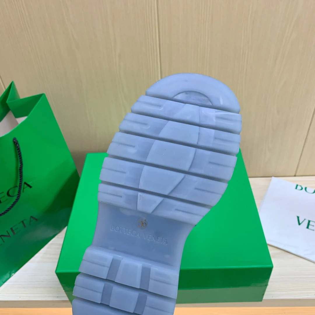 Новые сапоги средней высоты BV-22 из осенне-зимней коллекции - синяя прозрачная подошва.