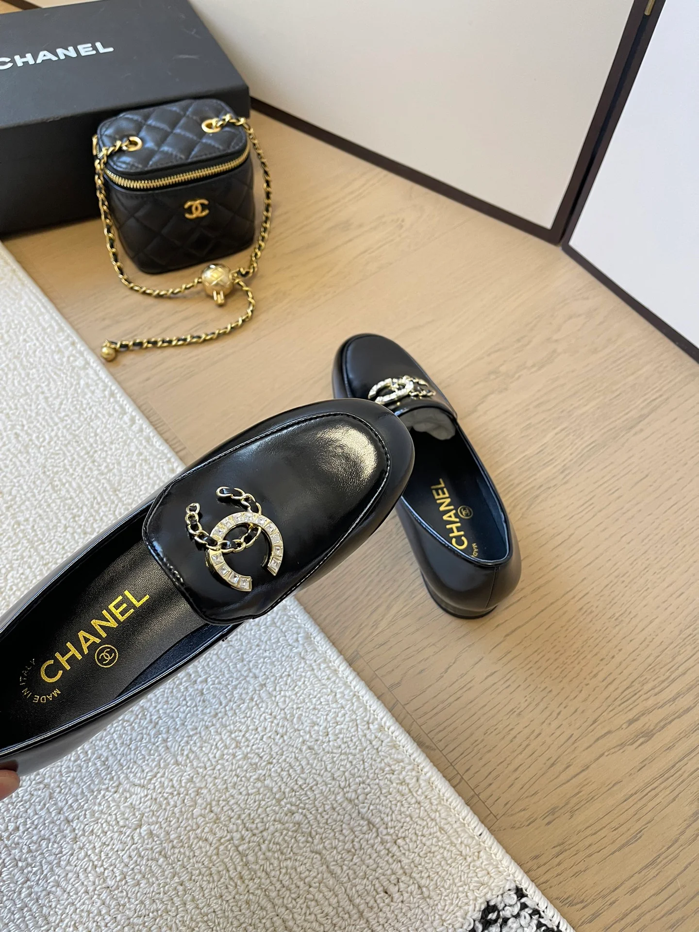 Кожаные лоферы Chanel 2024 - черные