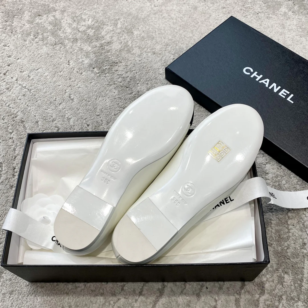 Новинка сезона весна/лето 2023 от Chanel - туфли Мэри Джейн с двойной пряжкой - белые.