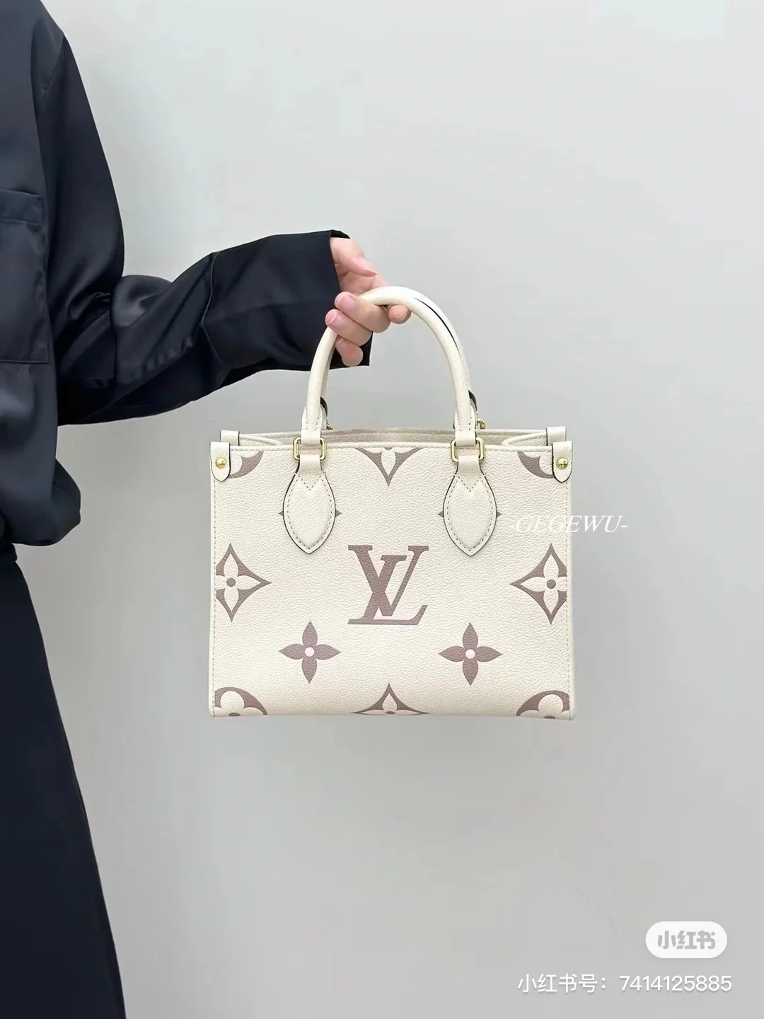 m46833-LV-onthego-pm-Tote Shopping Bag-White