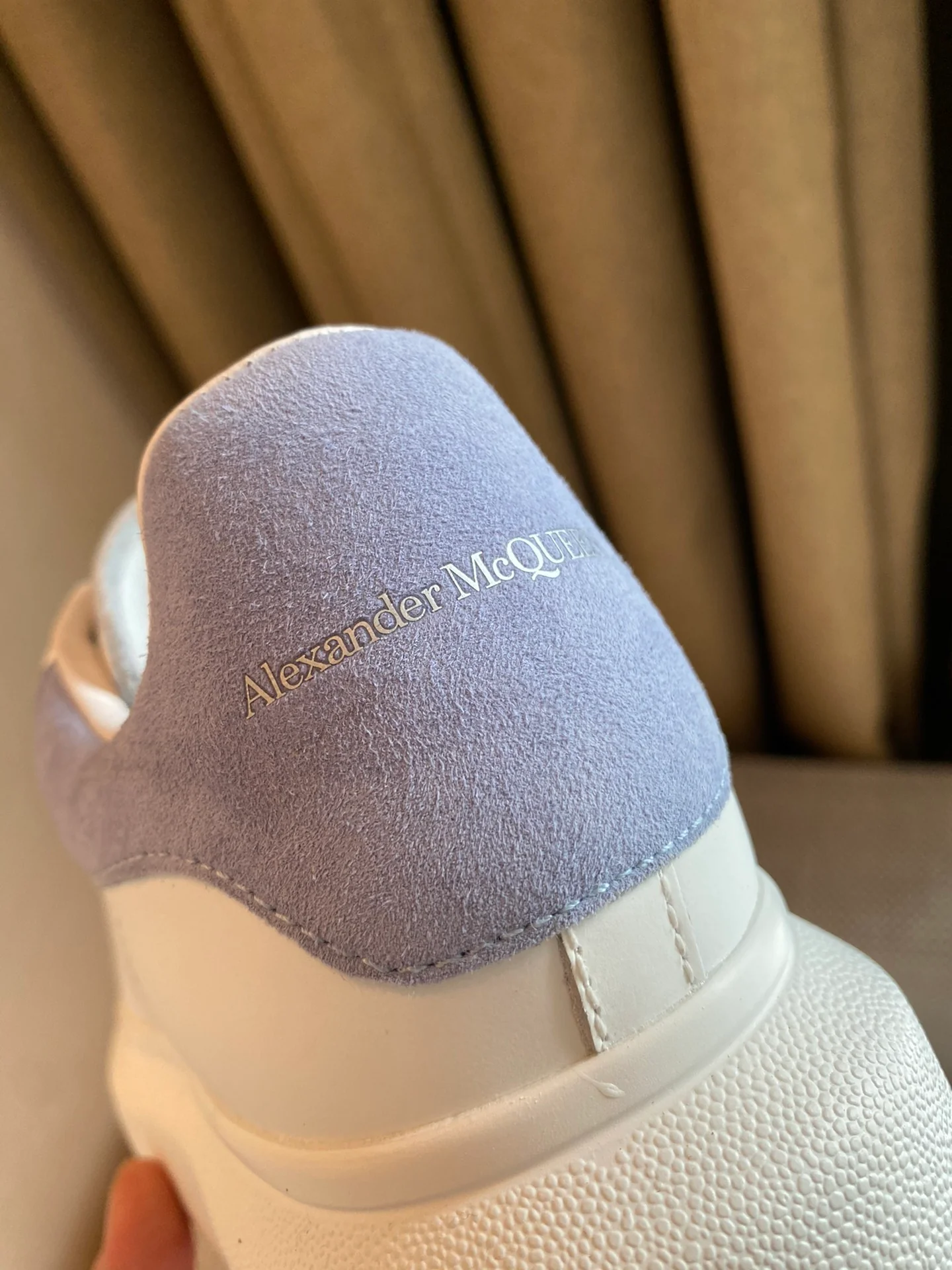 Классические белые кроссовки McQueen - замшевая подошва на каблуке - сине-фиолетовые