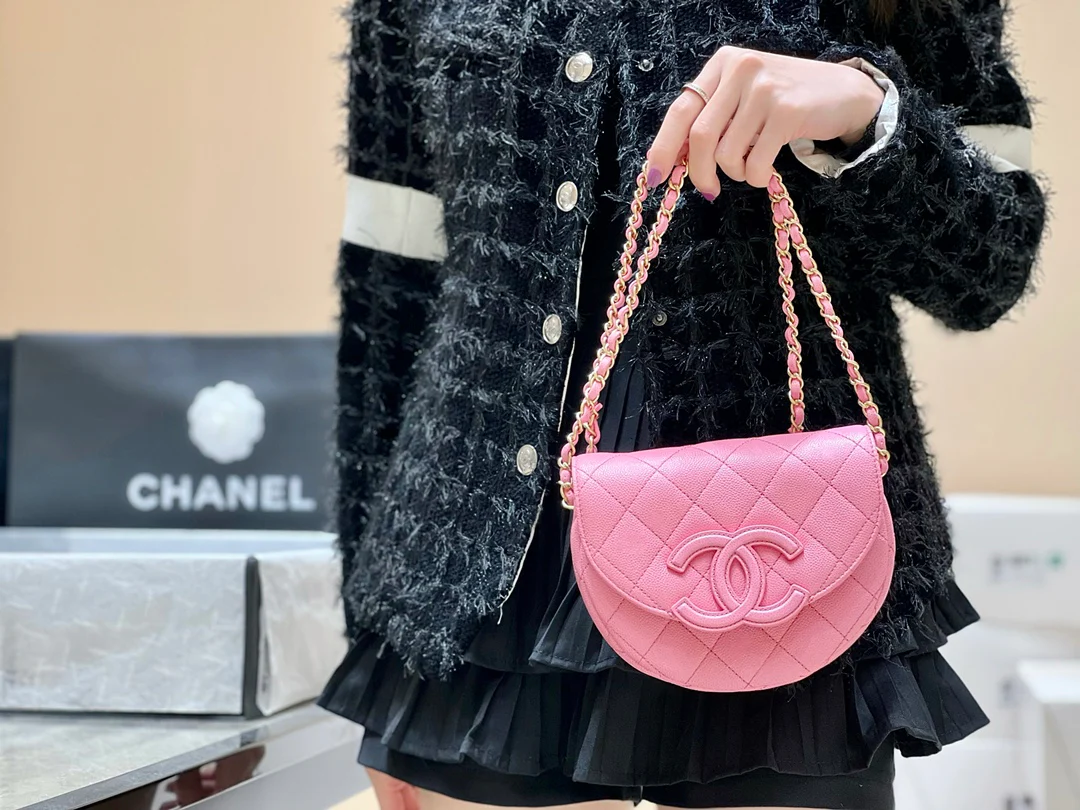Новинка сезона весна/лето 2023 от Chanel - сумка Lychee Bull Saddle Bag - розовая - на фото.