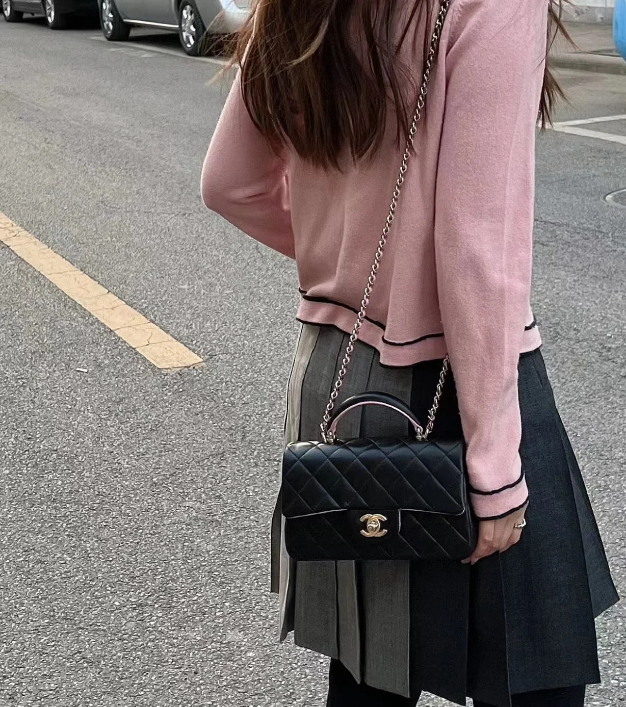 Новинка сезона весна/лето 2023 от Chanel - сумка CF - 20 см - черно-розовая - на фото.