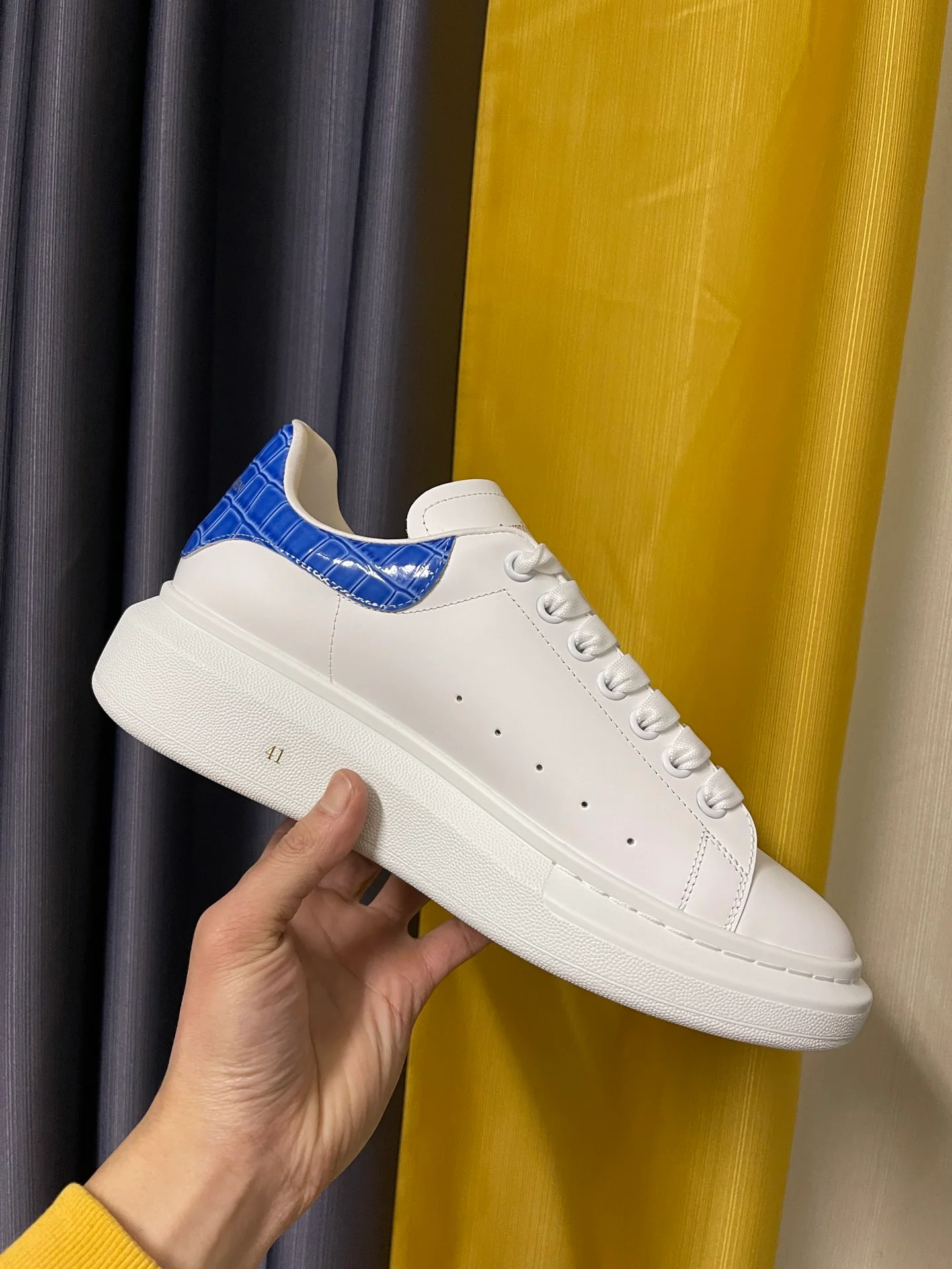 McQueen - Классические белые кроссовки - Узор ?Синий камень?