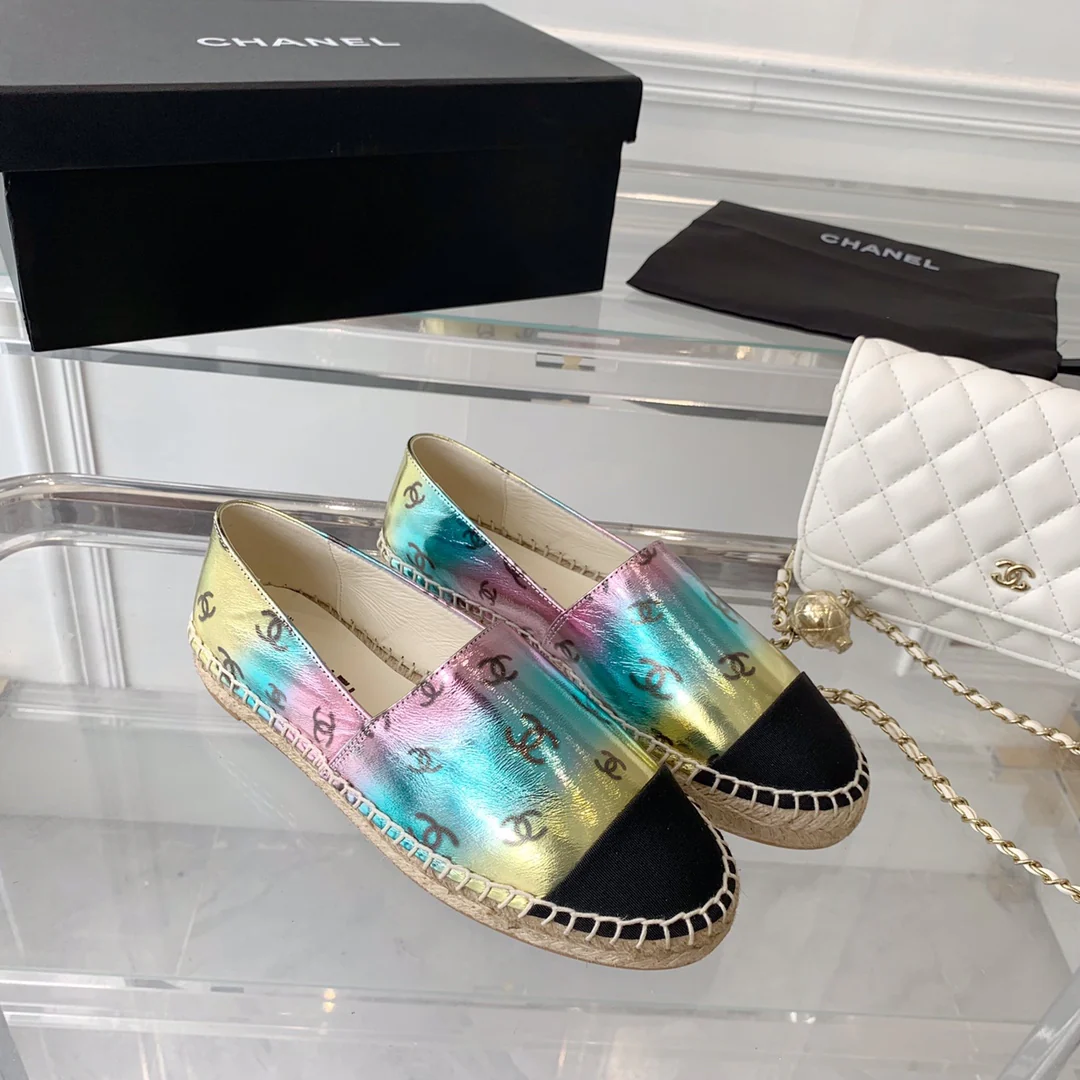 Новинка сезона весна/лето 2023 от Chanel - Переливающиеся рыбацкие туфли - Яркие