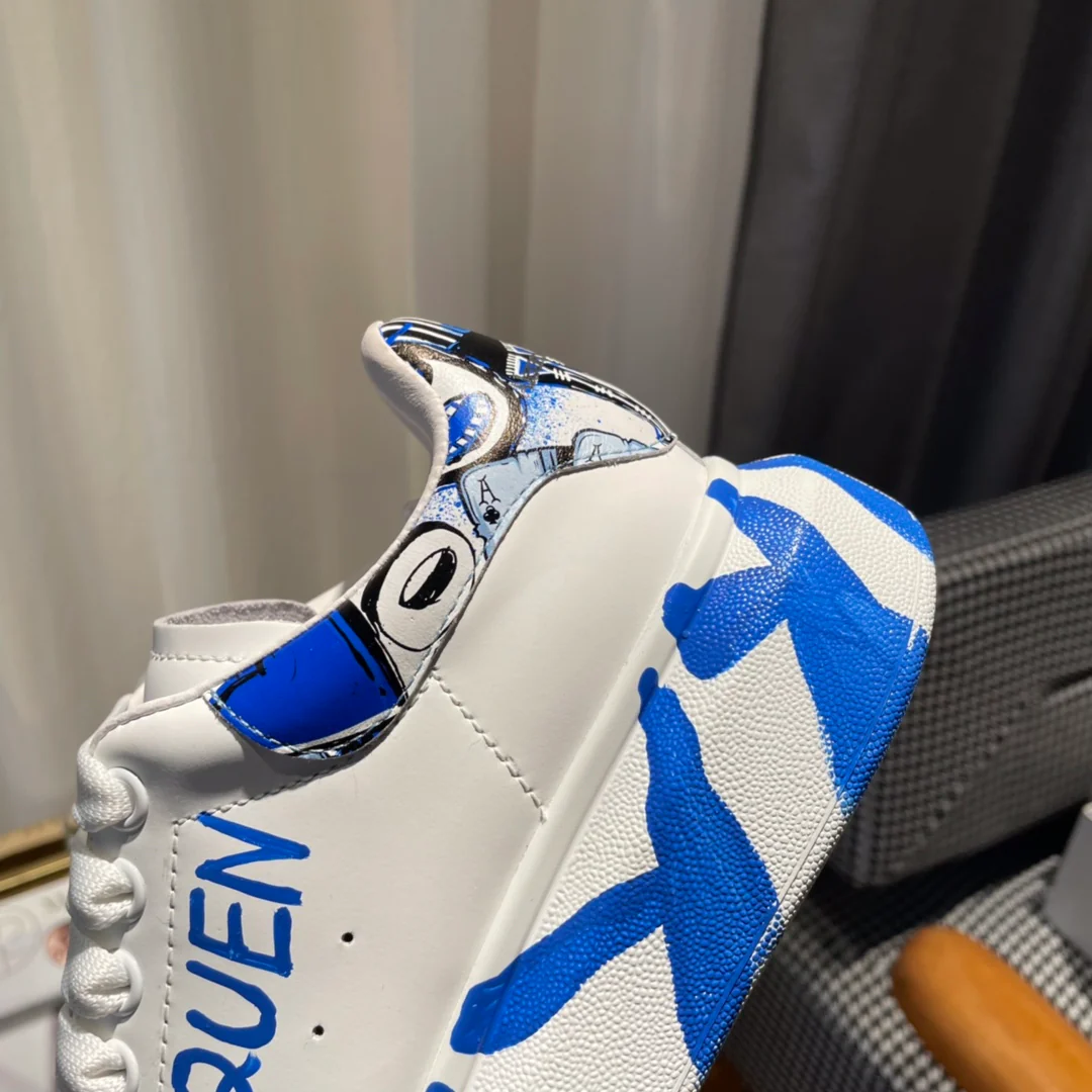 Классические белые кроссовки McQueen в стиле ?синее граффити?.