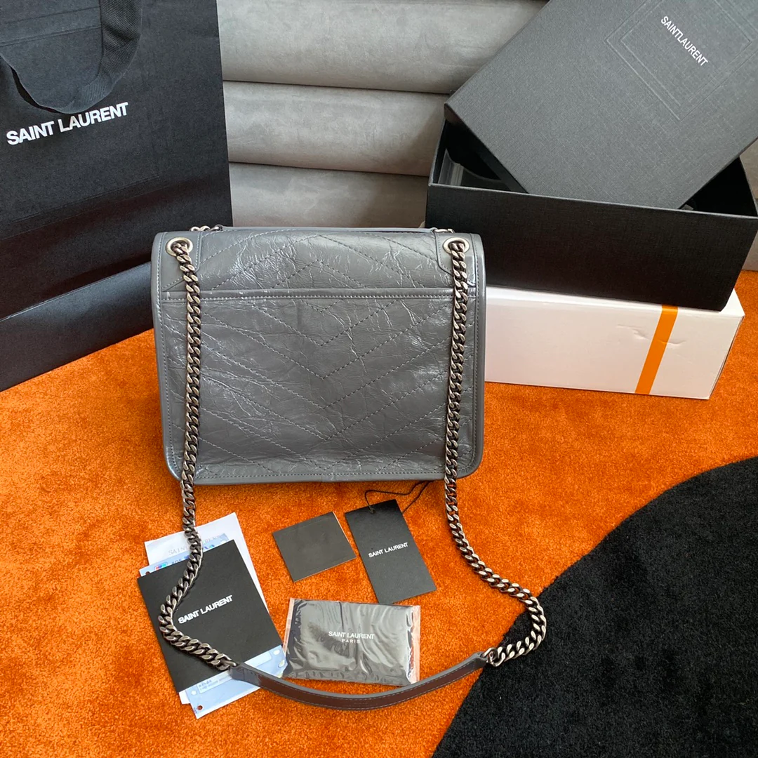 YSL Medium Niki - Кожа коровы, обработанная маслом и воском, темно-серого цвета, с серой пряжкой - D-образное кольцо