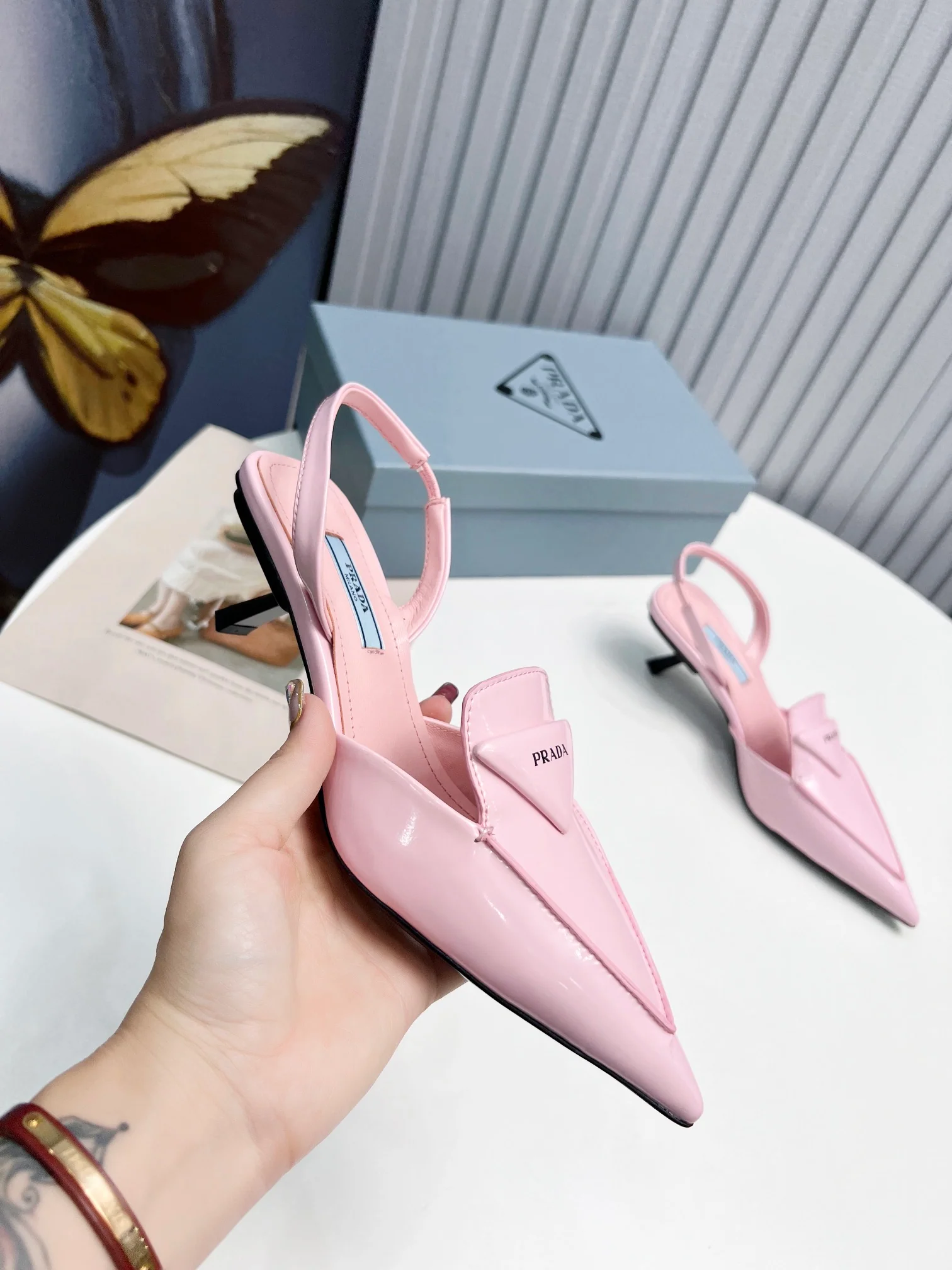 Prada - Розовые сандалии с острым носком