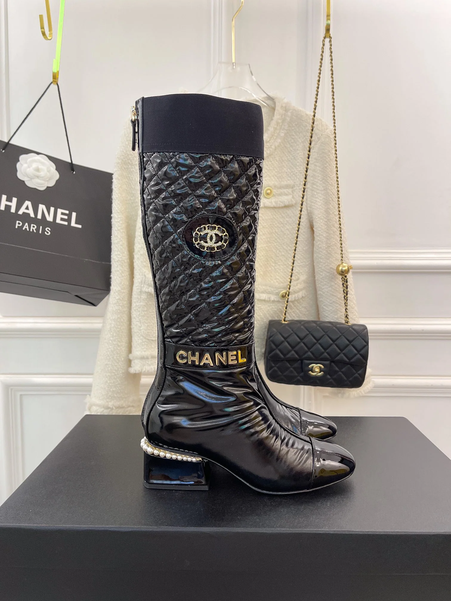 Новинка сезона осень/зима 2022 от Chanel — клетчатые высокие сапоги.