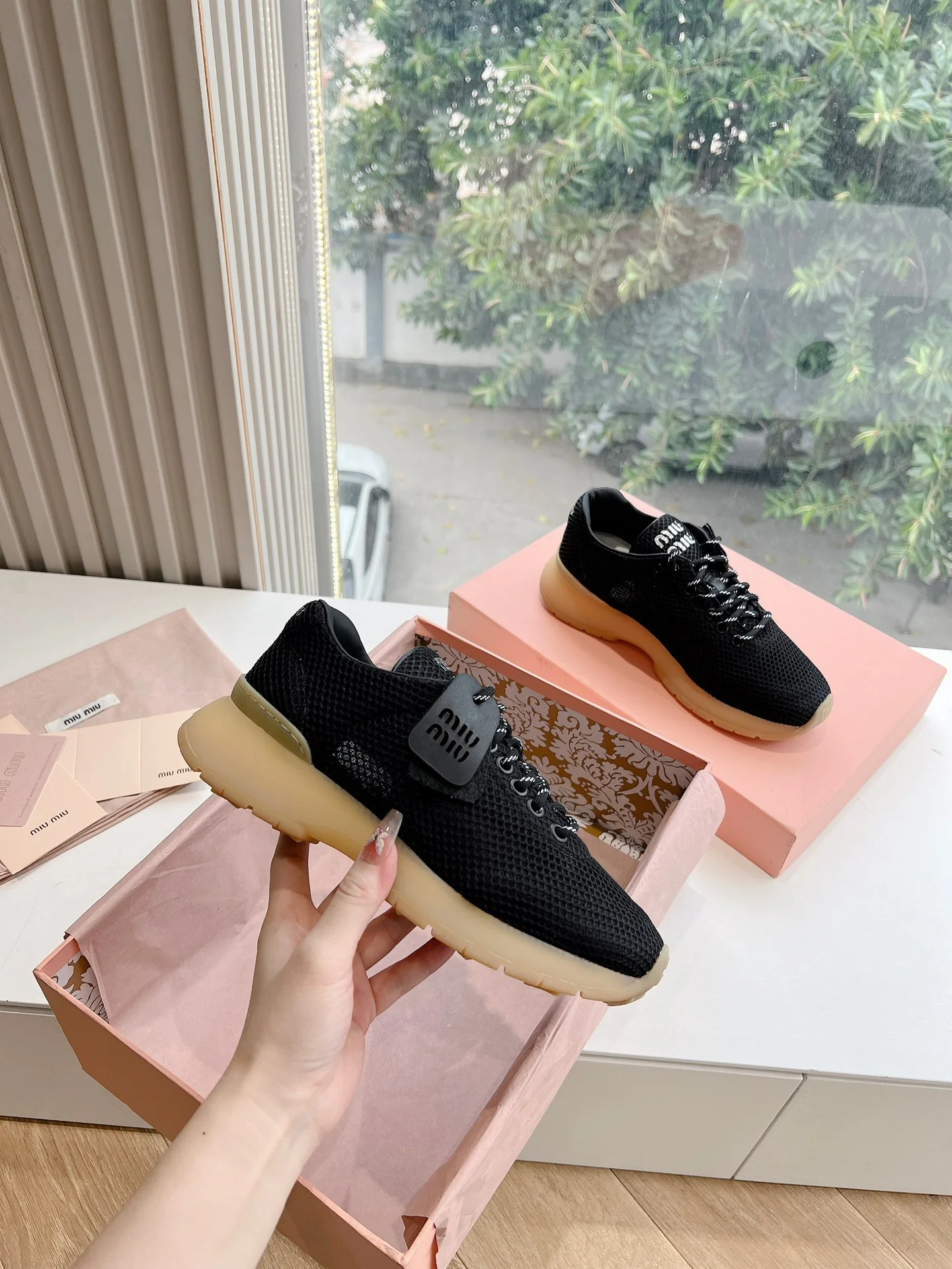 Дышащие повседневные туфли Miu Miu 2024 - черные