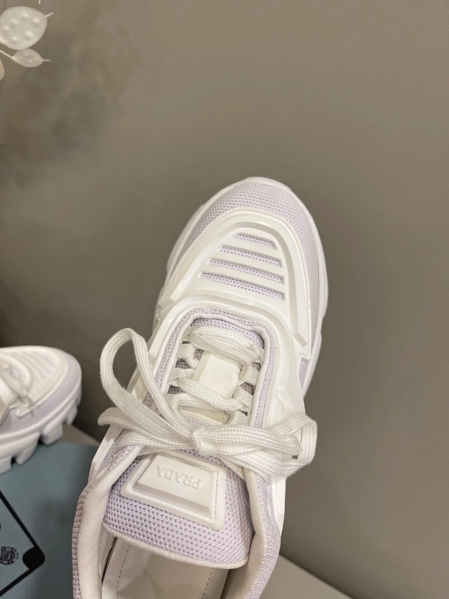 Новинка сезона весна/лето 2022 от Prada - повседневные туфли на платформе.