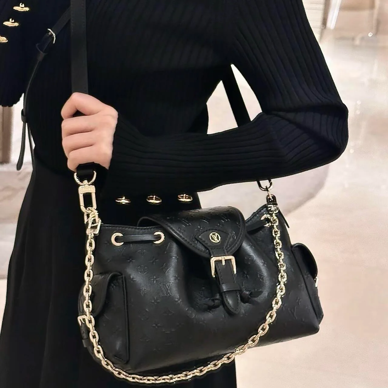 Сумка LV-m25554-odyssee — черная с акцентами из светлого золота.