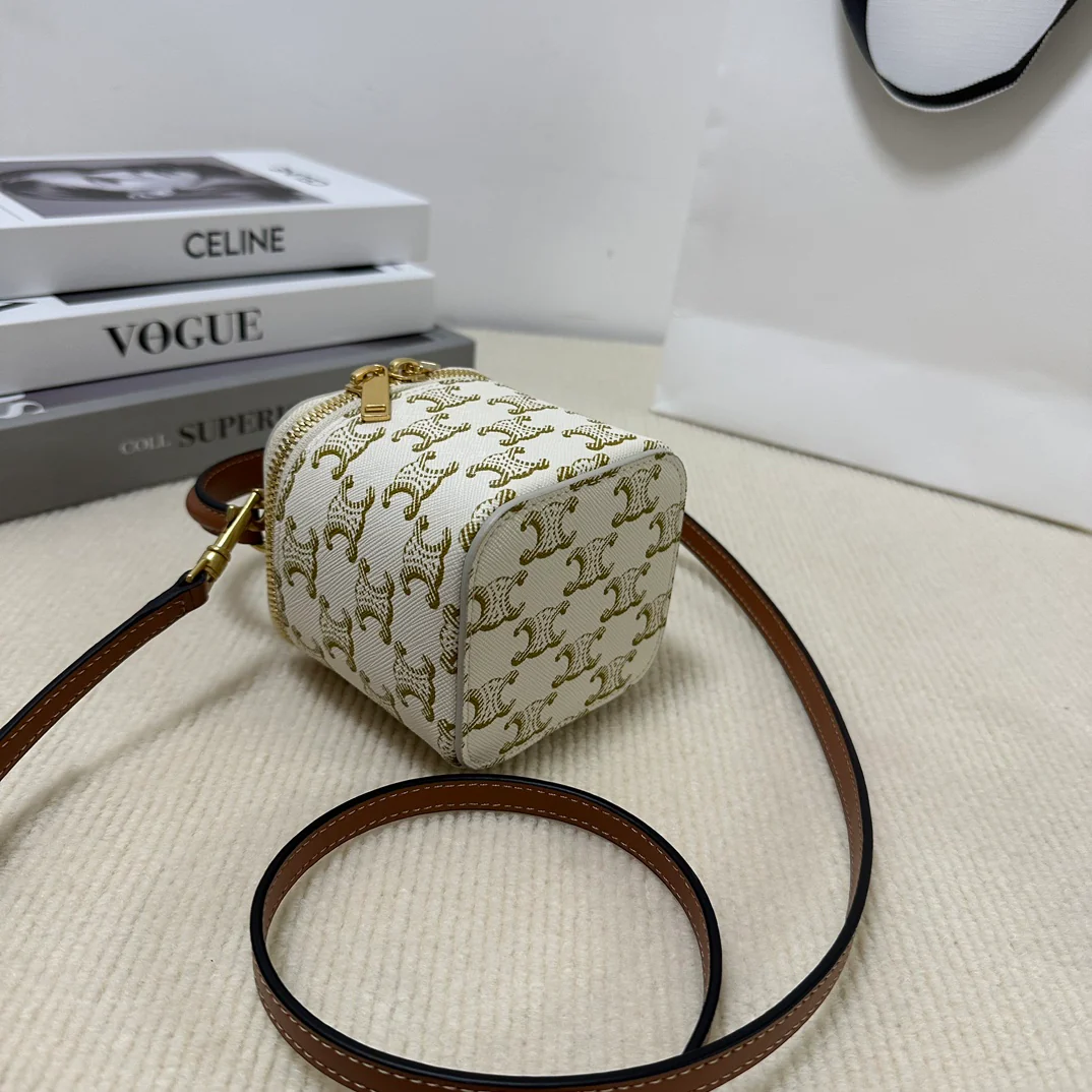 Сумка-коробка Celine с монограммой - белая