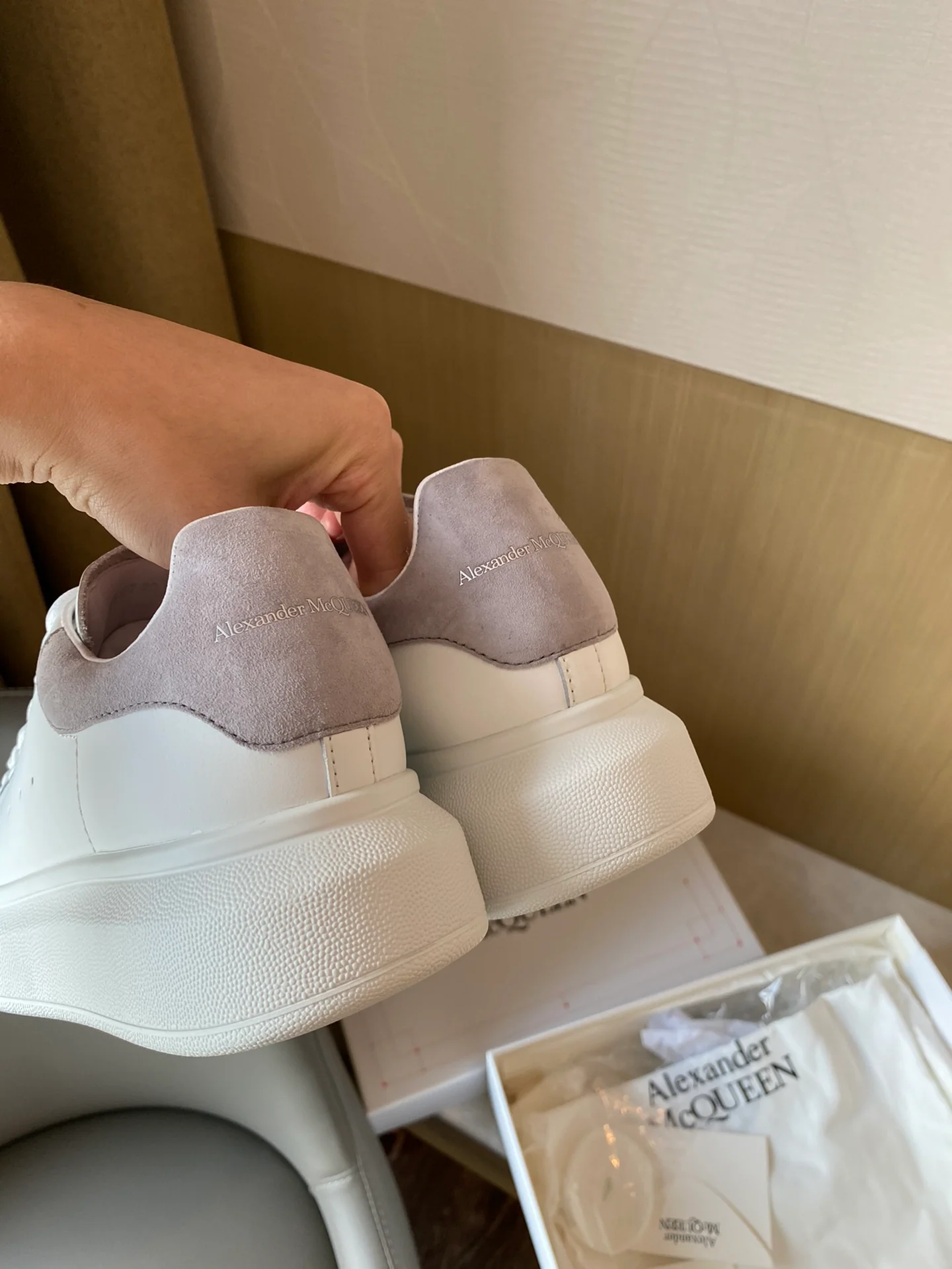 Классические белые кроссовки McQueen с замшевой подошвой на каблуке, серые.