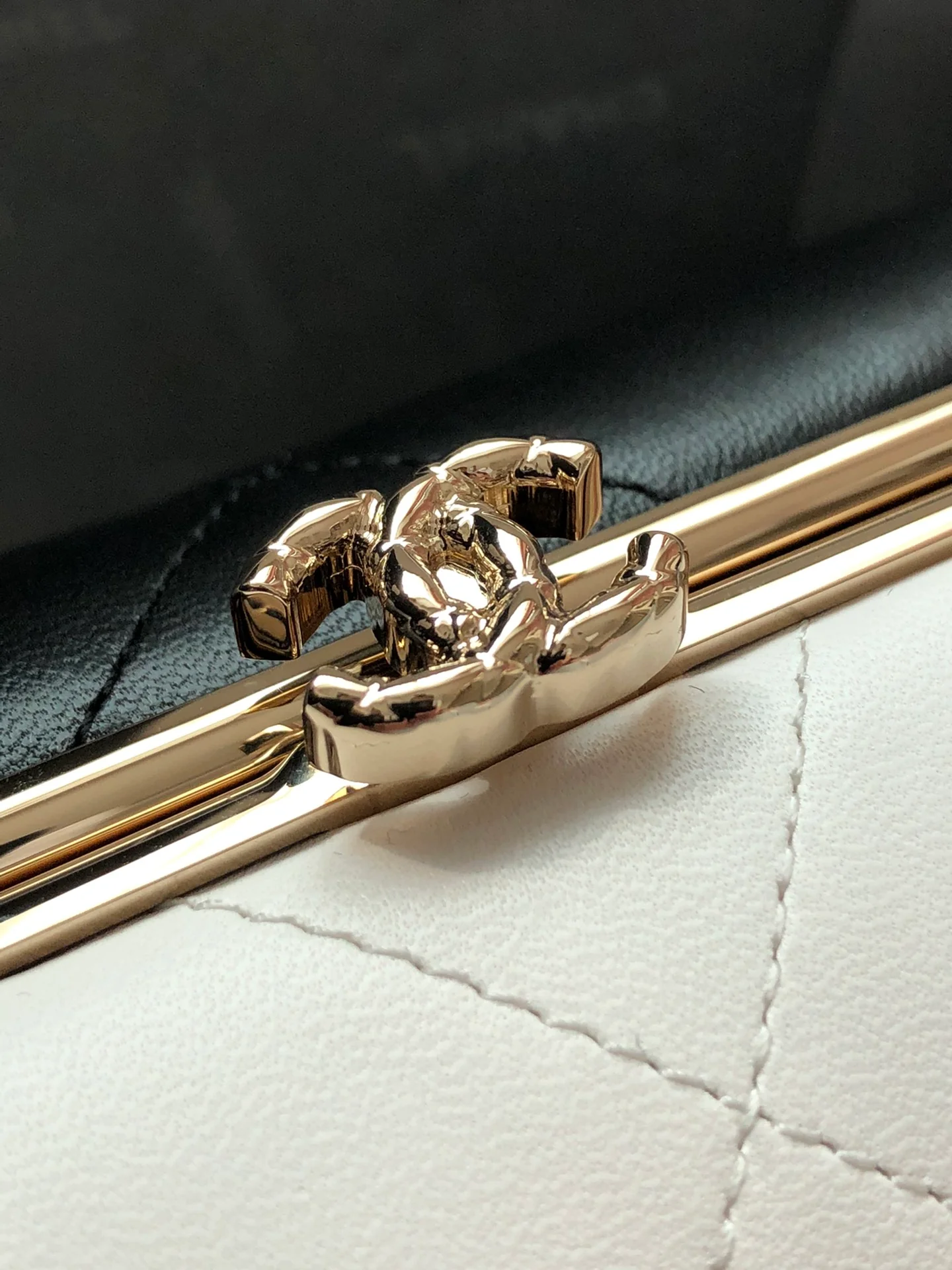 Вечерняя сумочка Chanel из коллекции Métiers d'Art 2020, черно-белая.